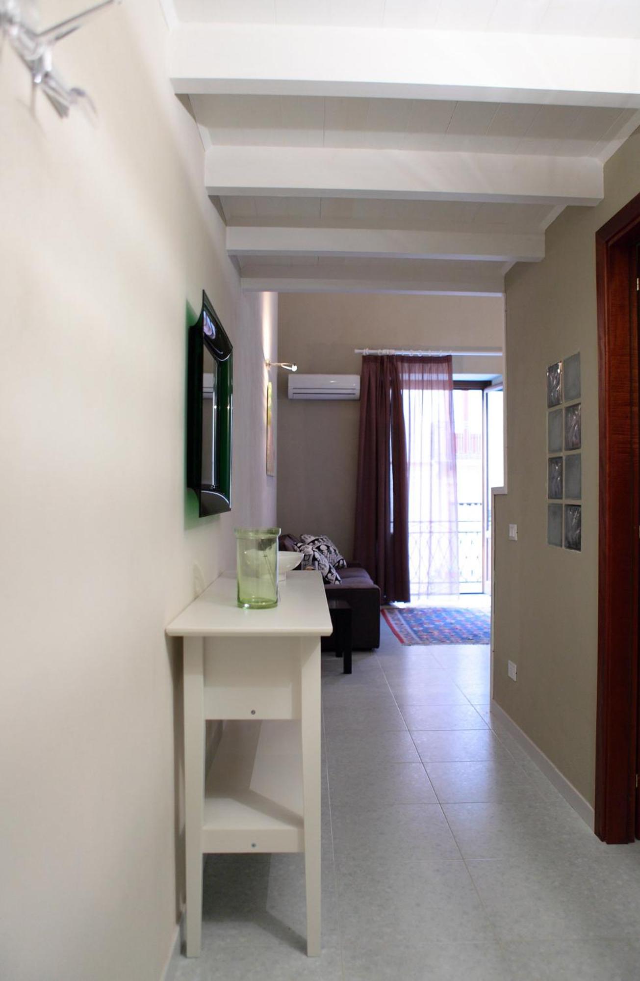 Studio Apartment with Balcony photo 3