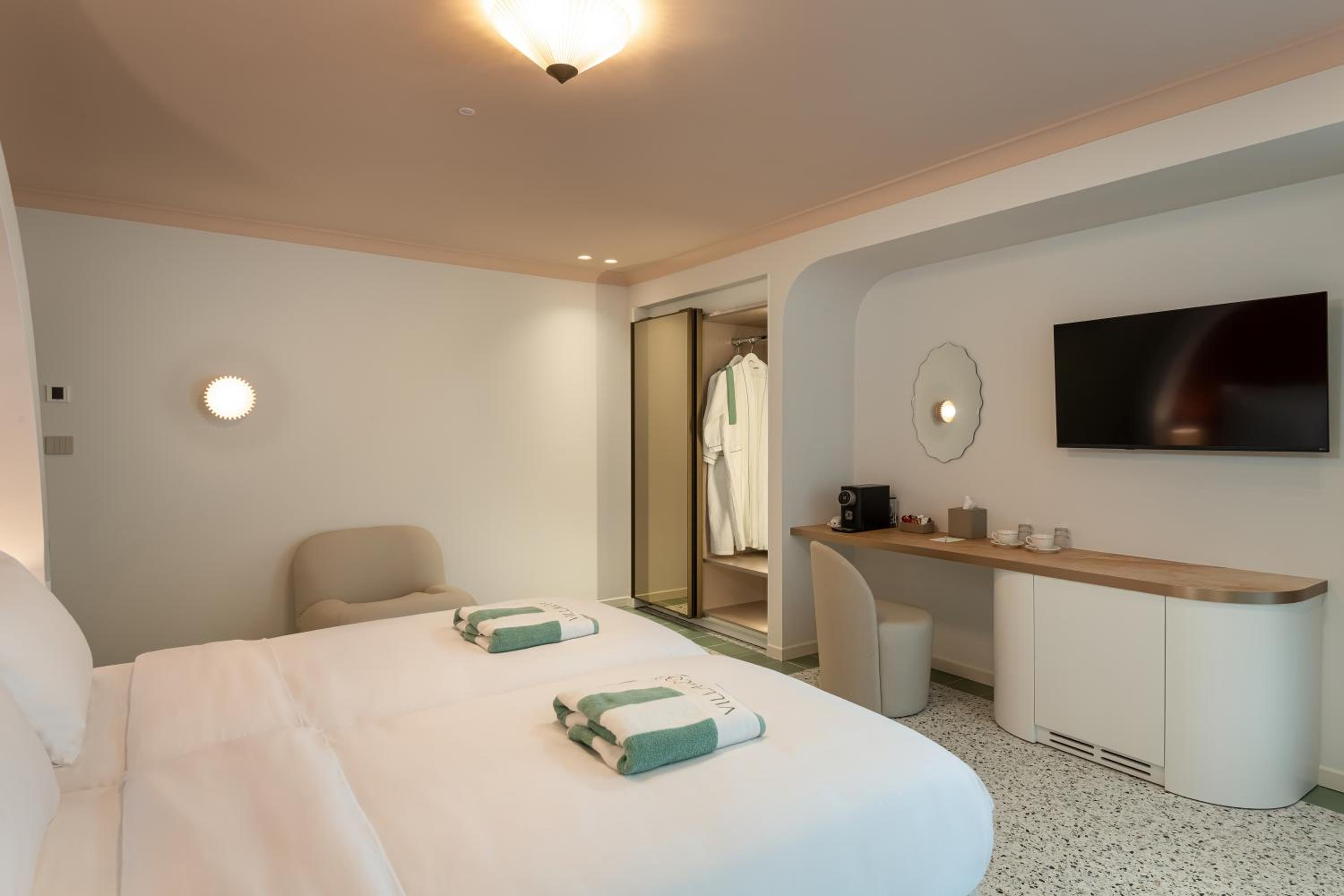 Junior Suite with Pool View