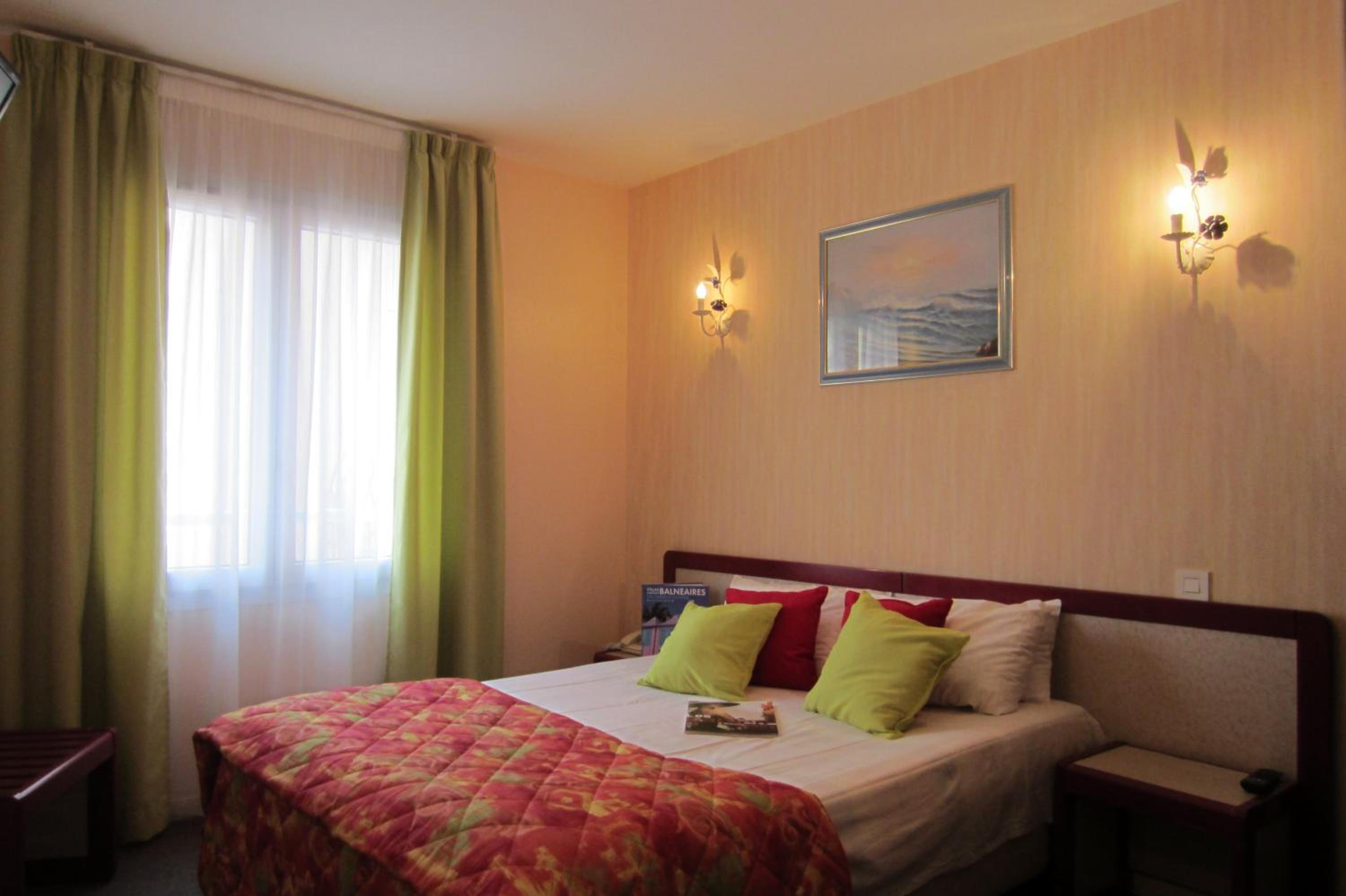 Double Room with Street or Patio View - Photo 3