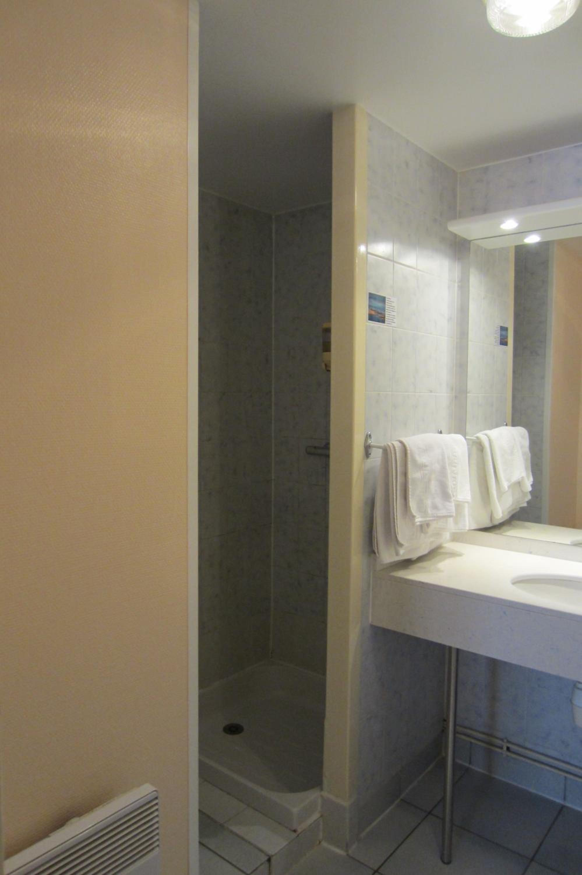 Double Room with Street or Patio View - Photo 8