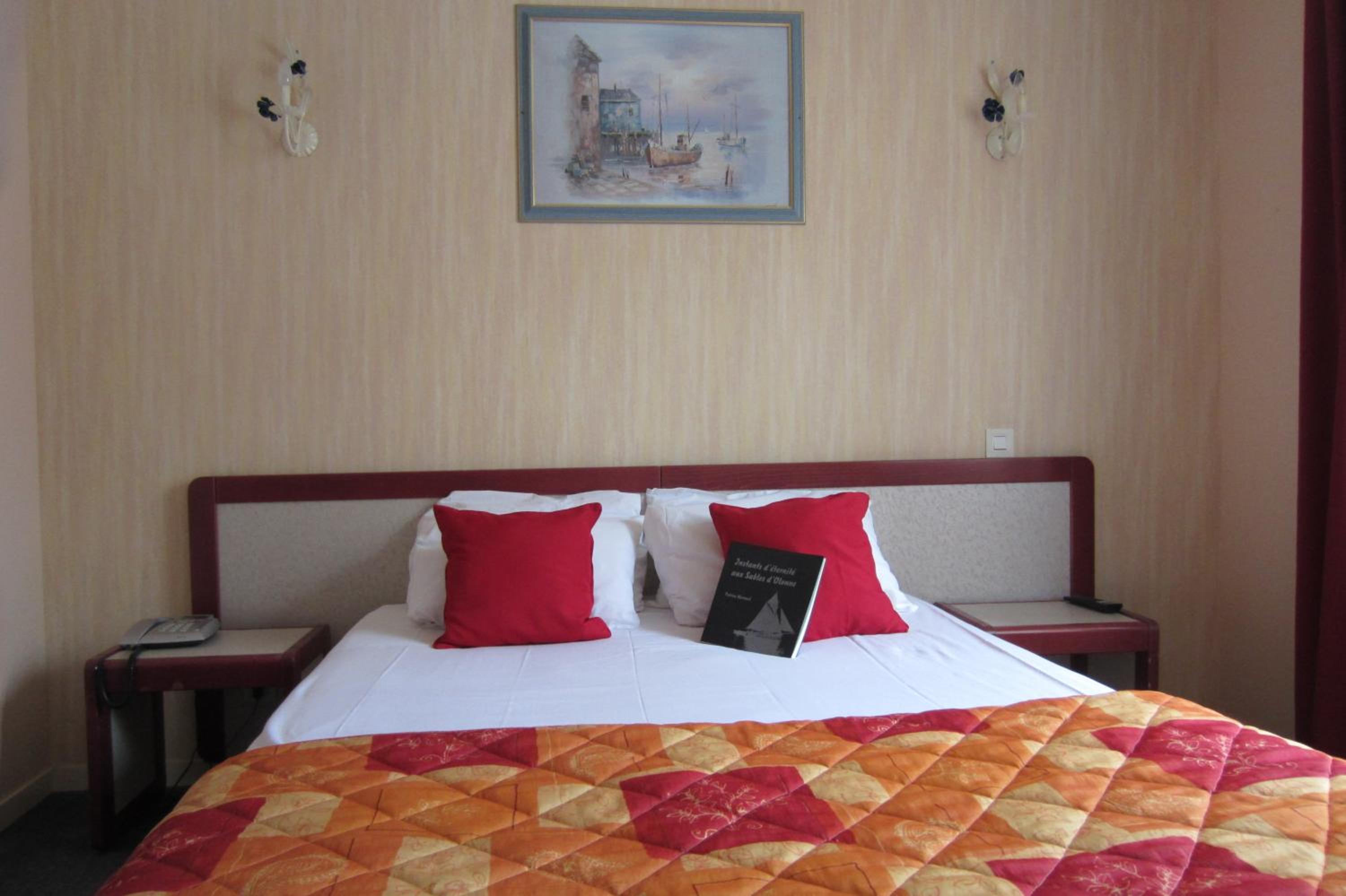 Double Room with Street or Patio View - Photo 2
