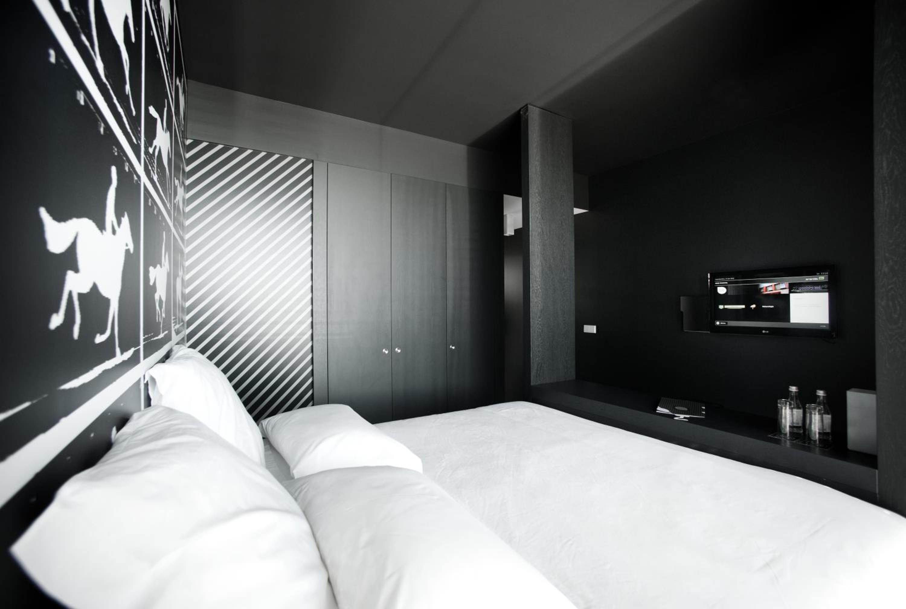 Premium Double Room - Photo 10