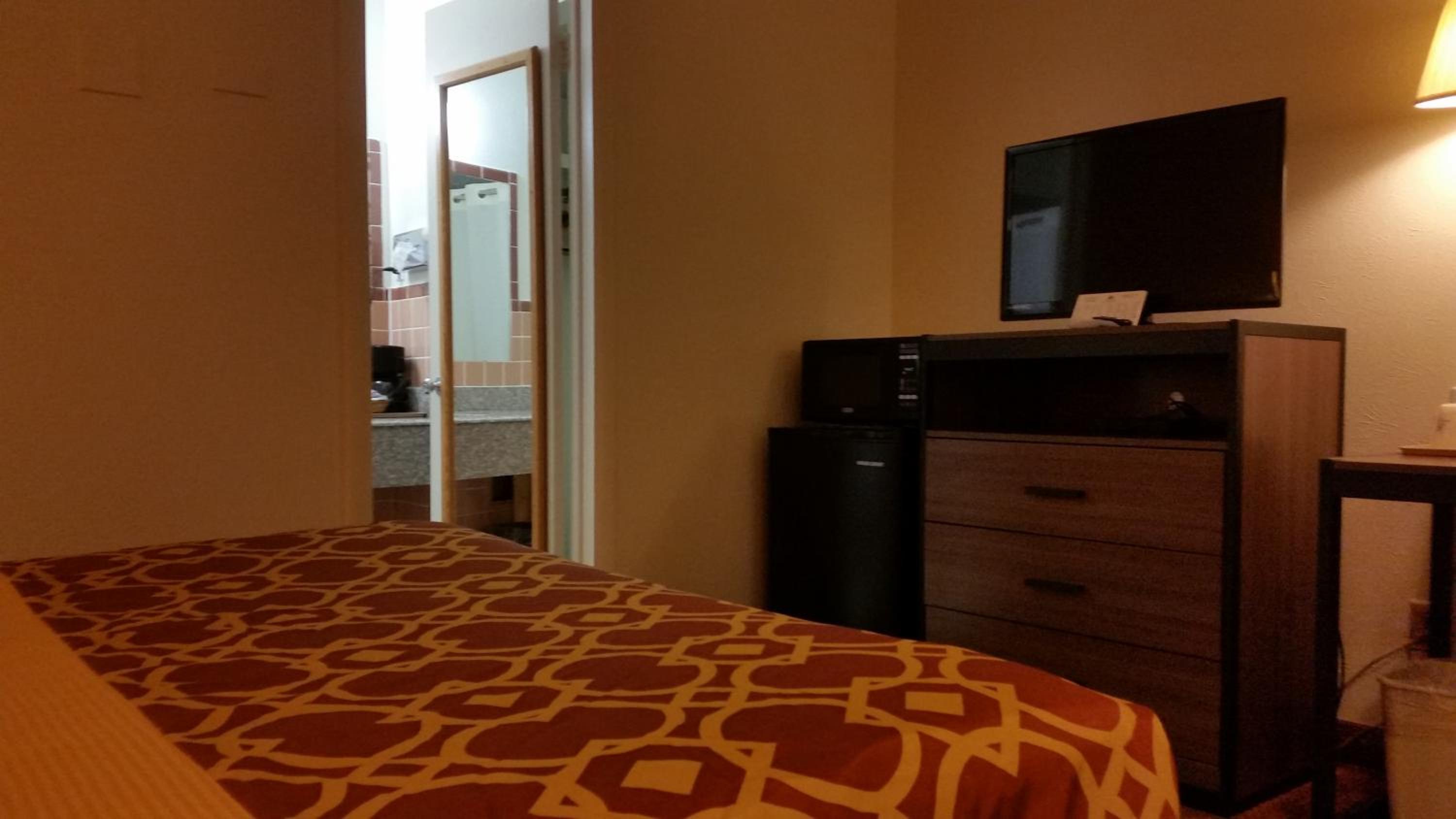 Queen Room - Photo 16