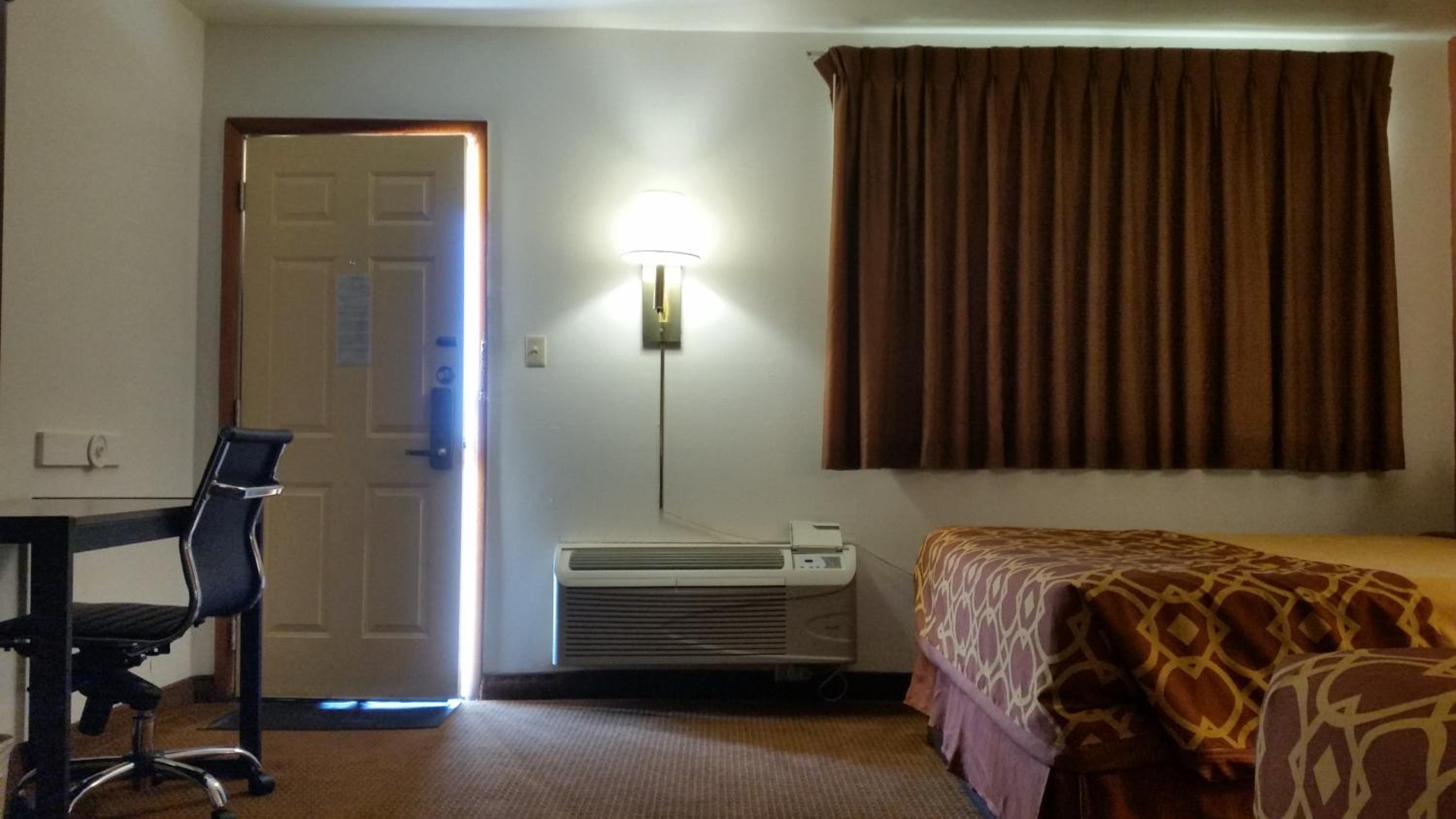 Queen Room with Two Queen Beds - Photo 7