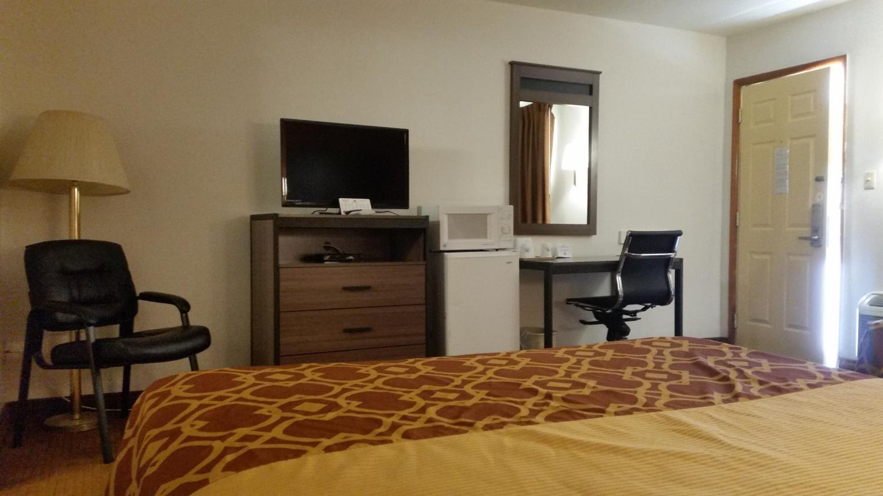 Queen Room with Two Queen Beds - Photo 5