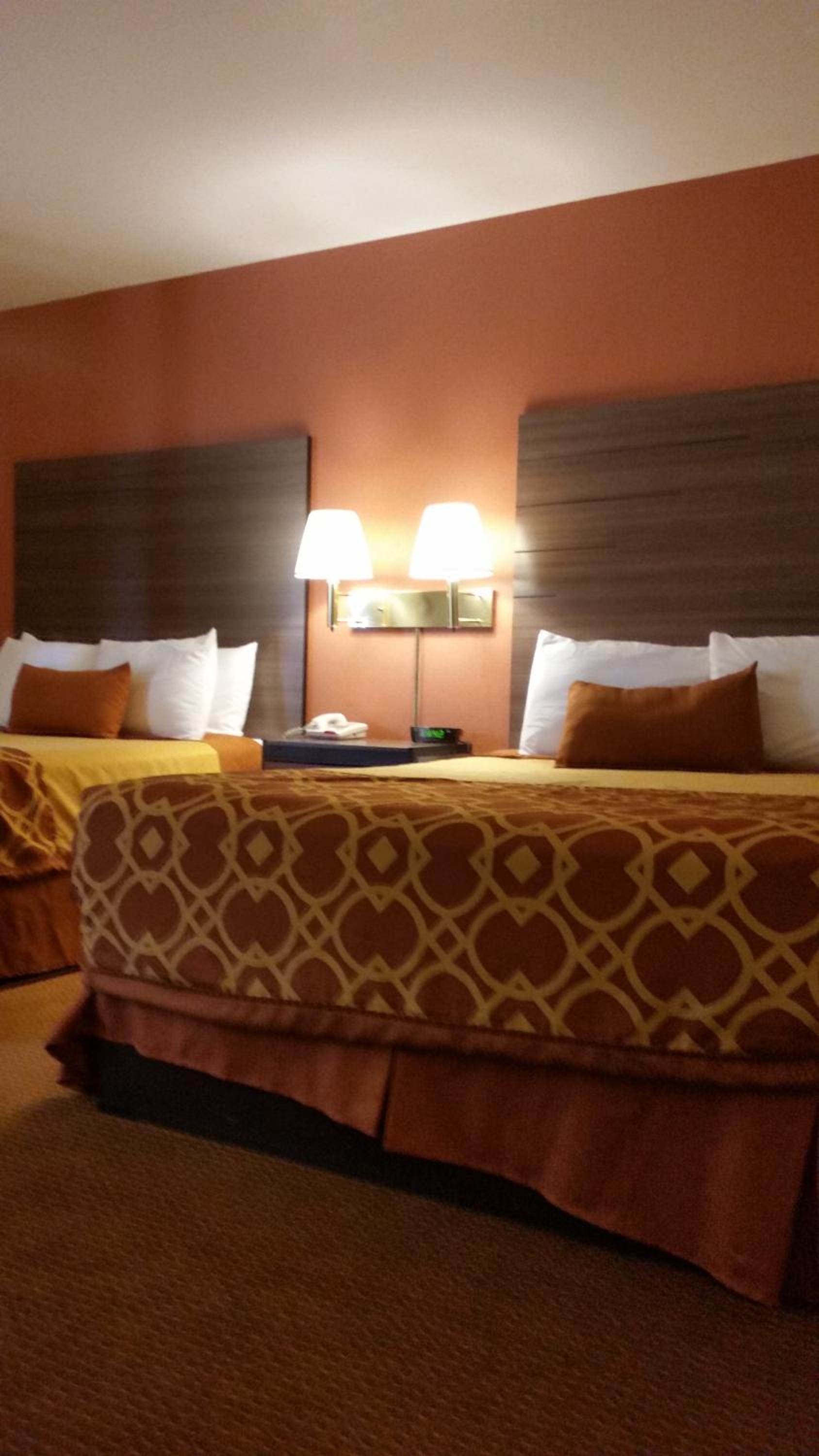 Queen Room with Two Queen Beds - Photo 2