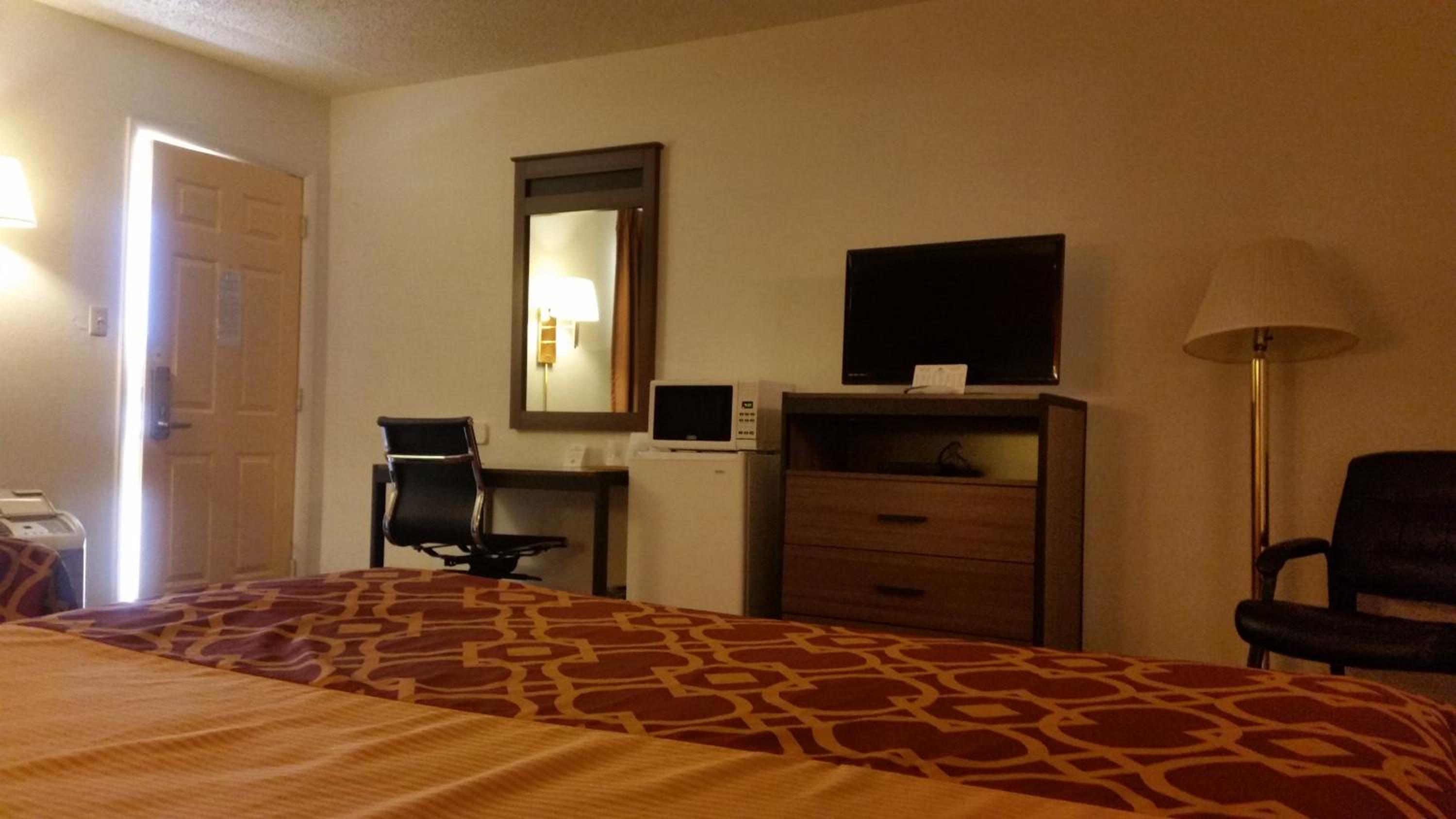 Queen Room with Two Queen Beds - Photo 18