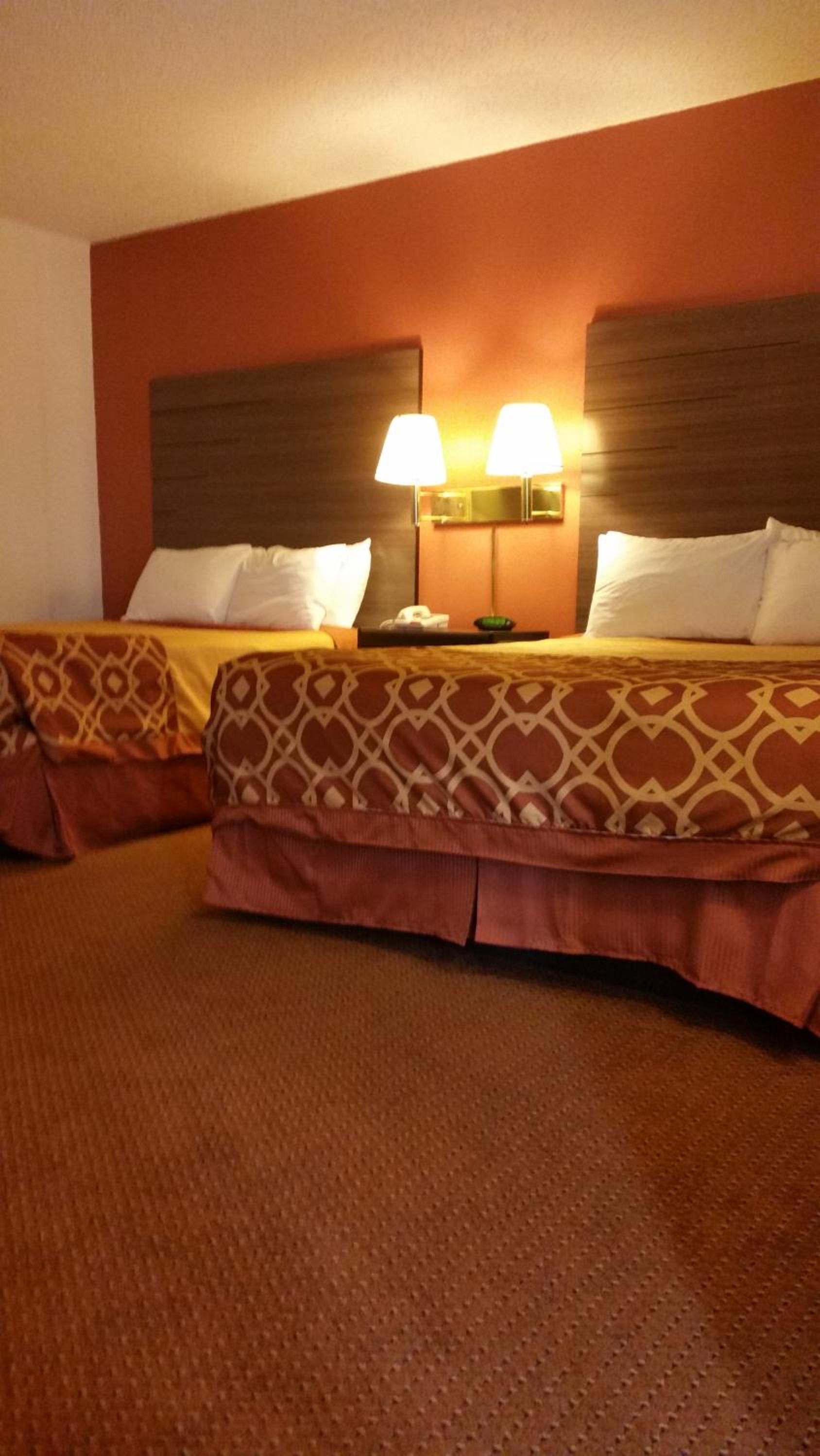 Queen Room with Two Queen Beds - Photo 17