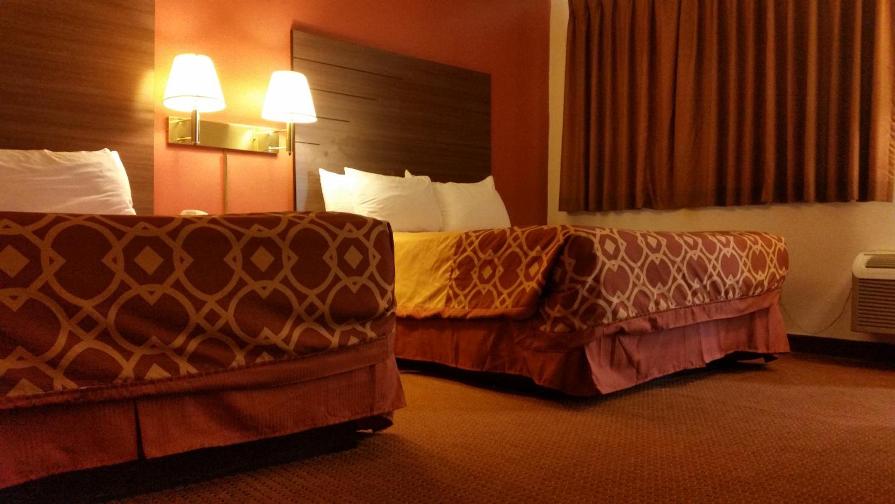 Queen Room with Two Queen Beds - Photo 8