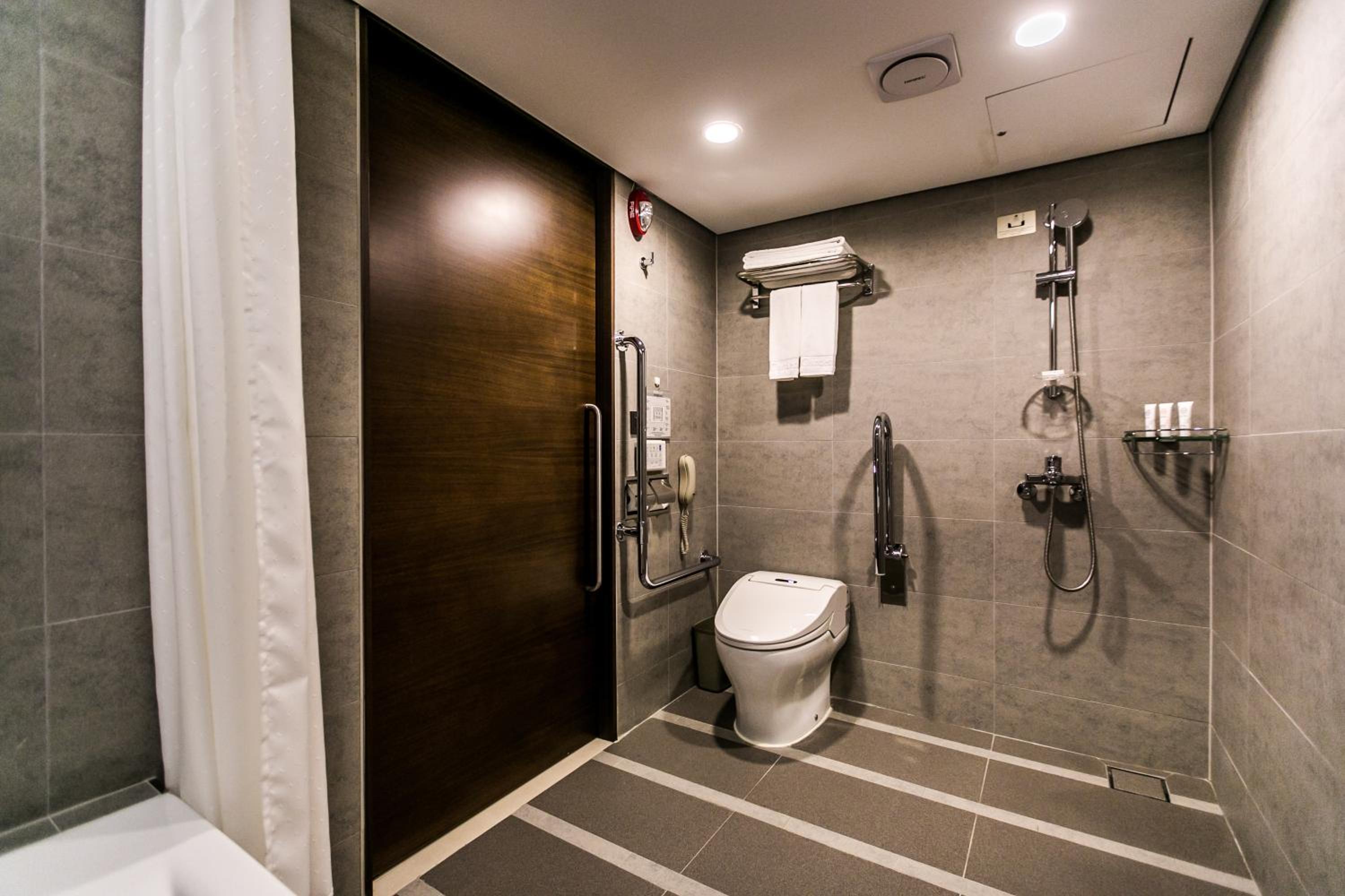 Deluxe Twin Room with Bath - Photo 4
