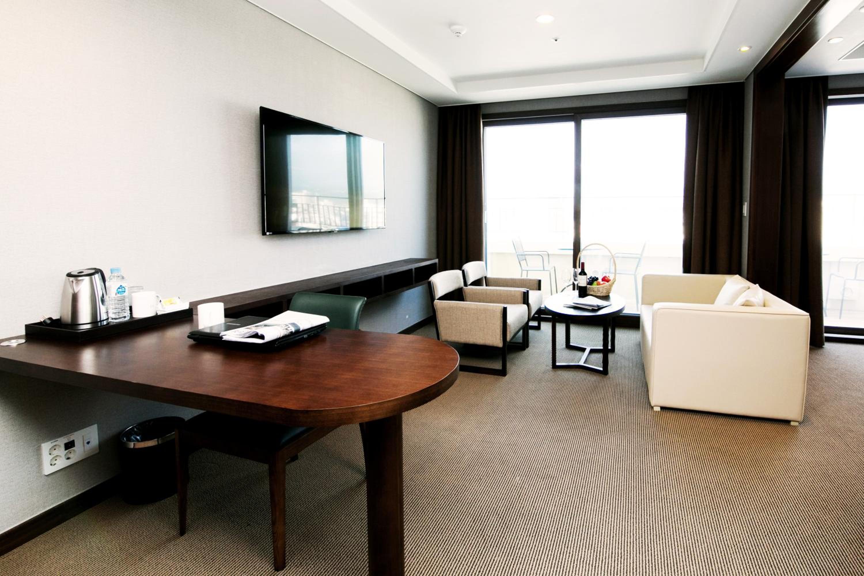 Executive Suite - Photo 4