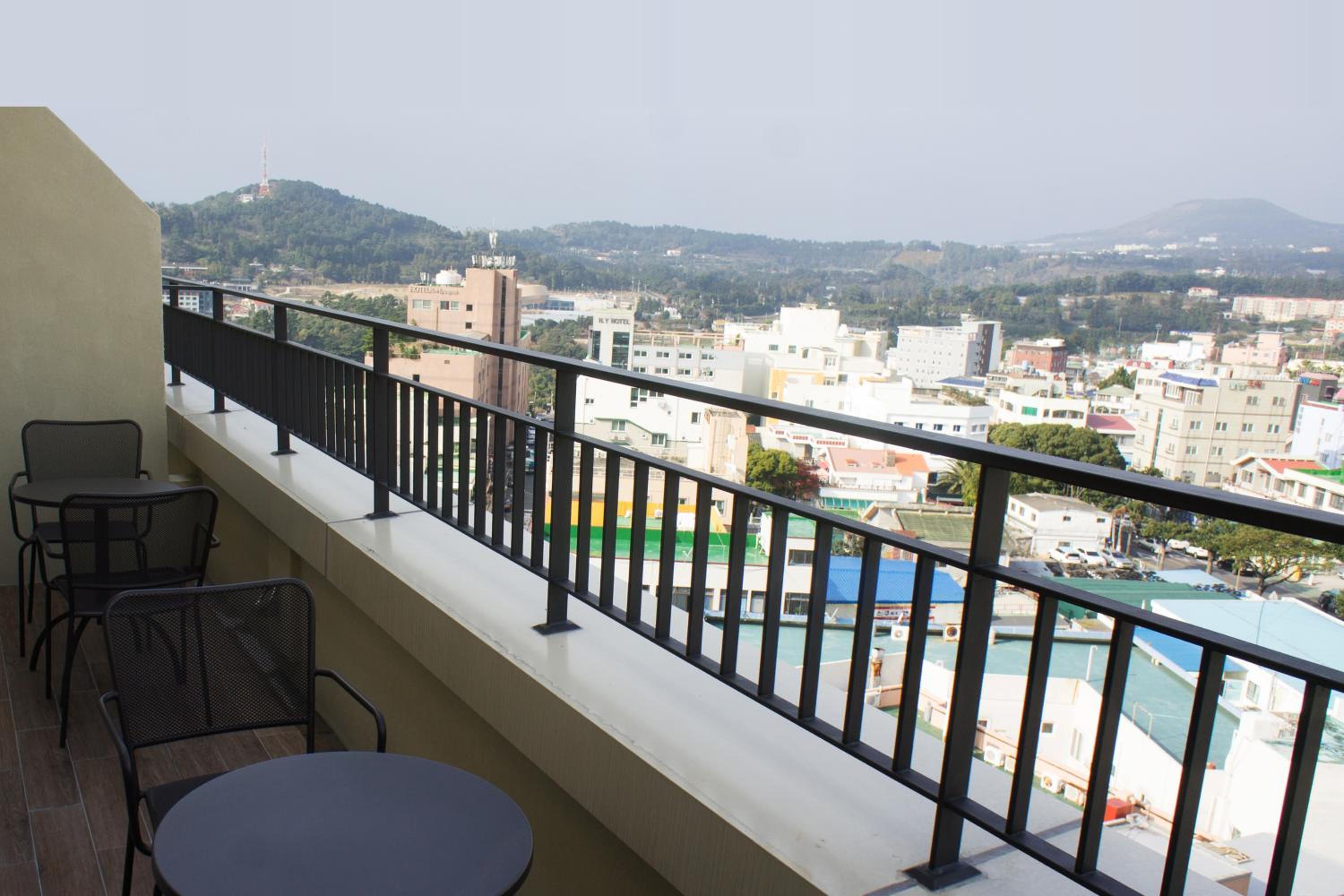 Executive Suite - Photo 7
