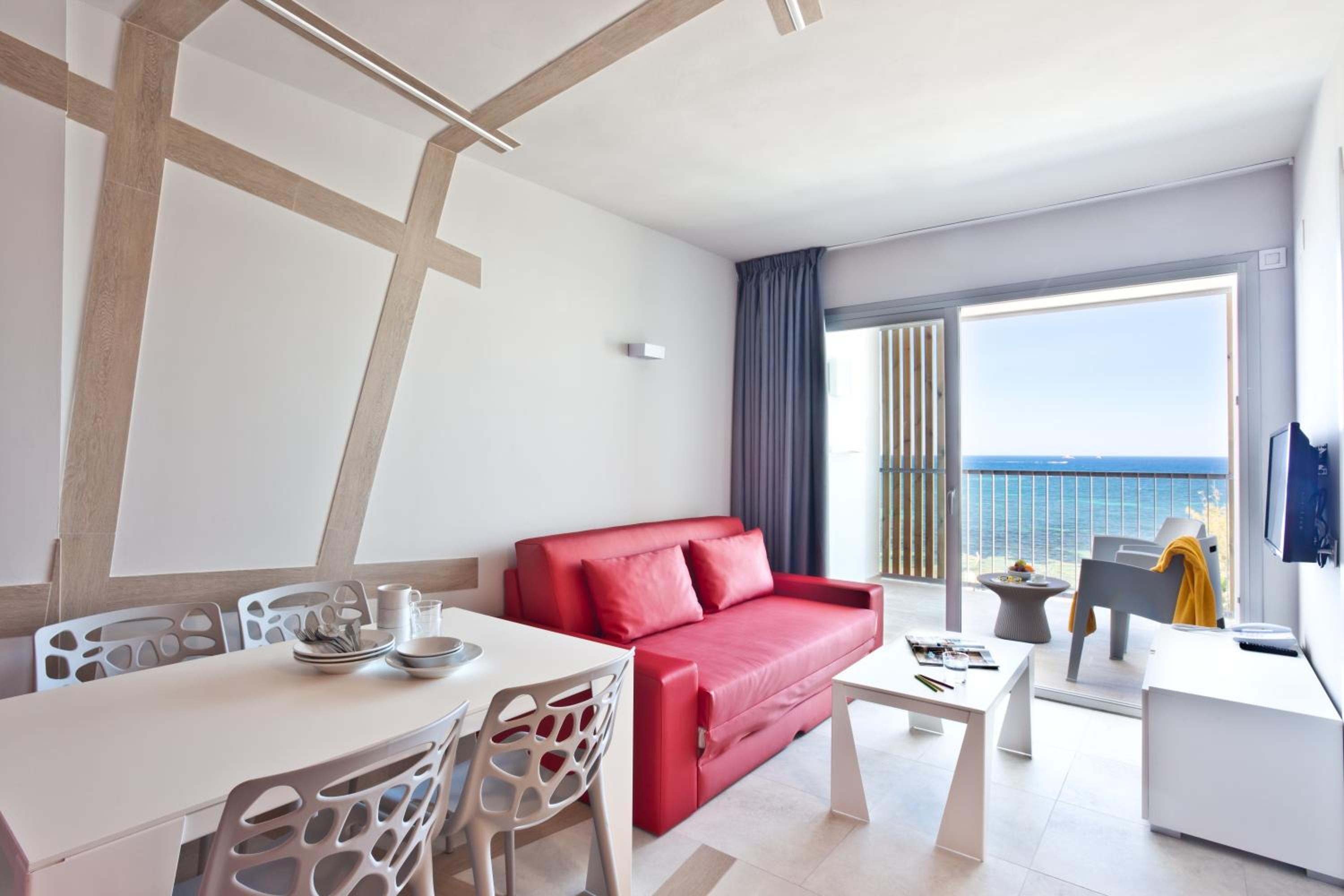 Apartamento de tres habitaciones con vista lateral al mar.
