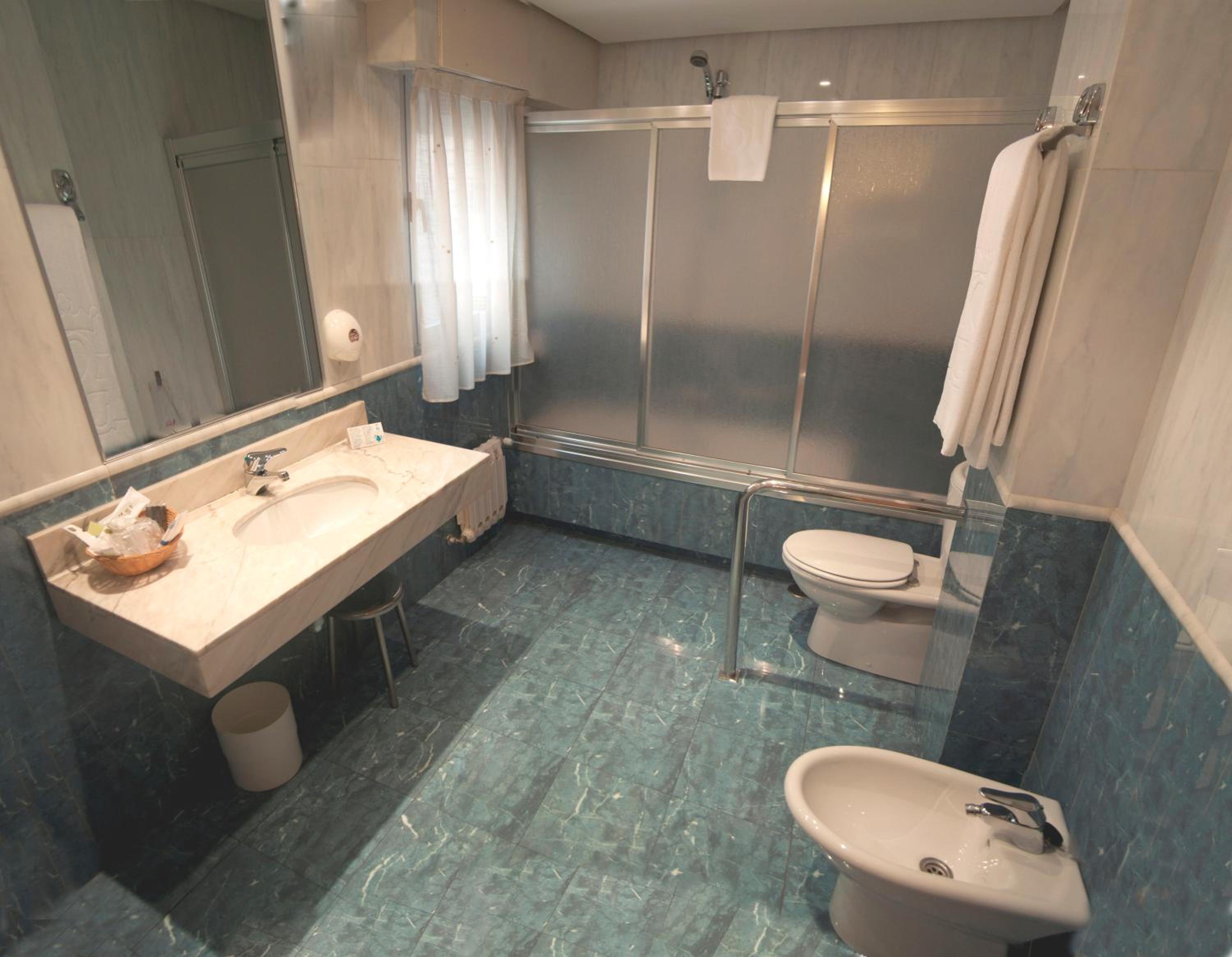 Double or Twin Room - Photo 8