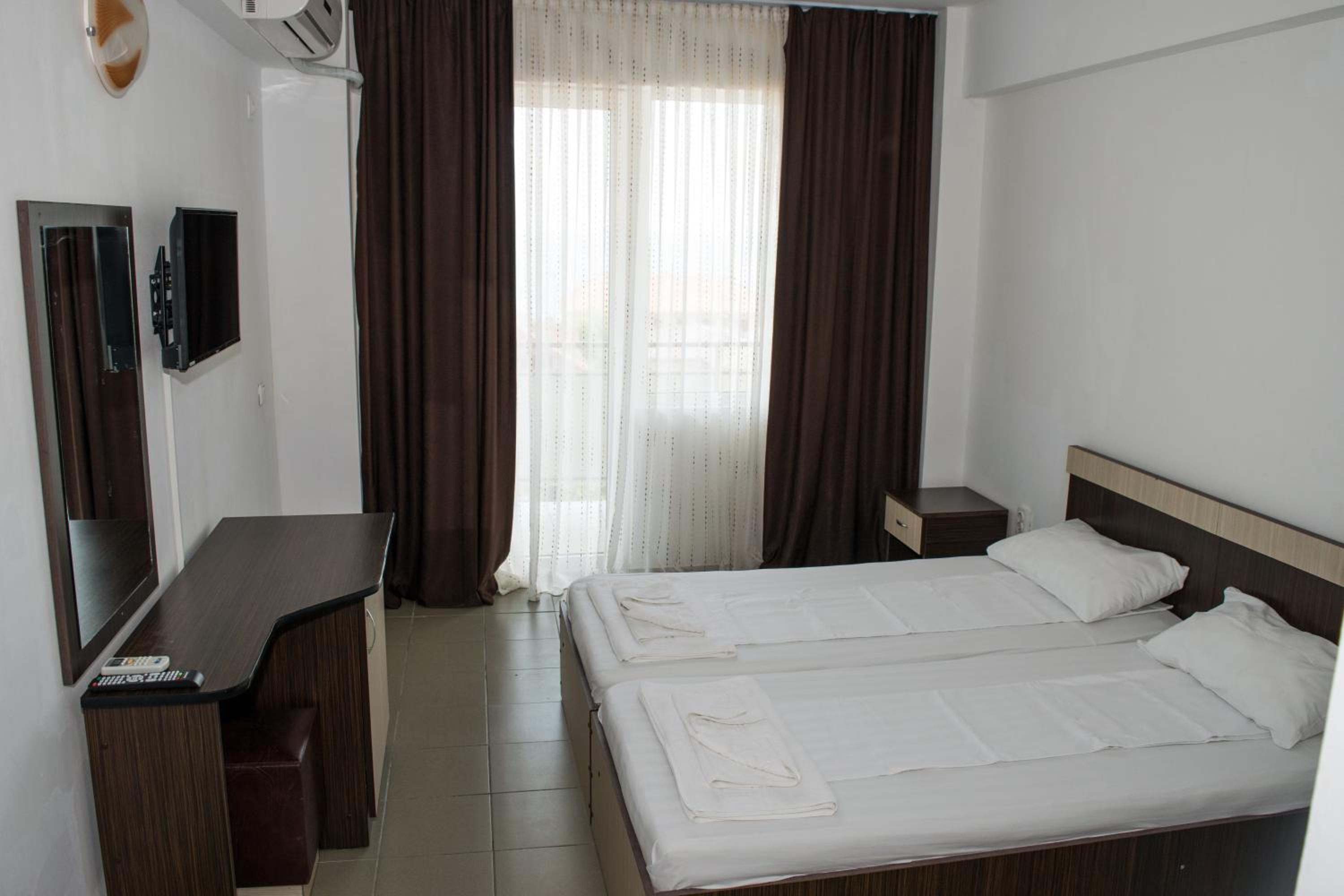 Standard Double or Twin Room - Photo 11