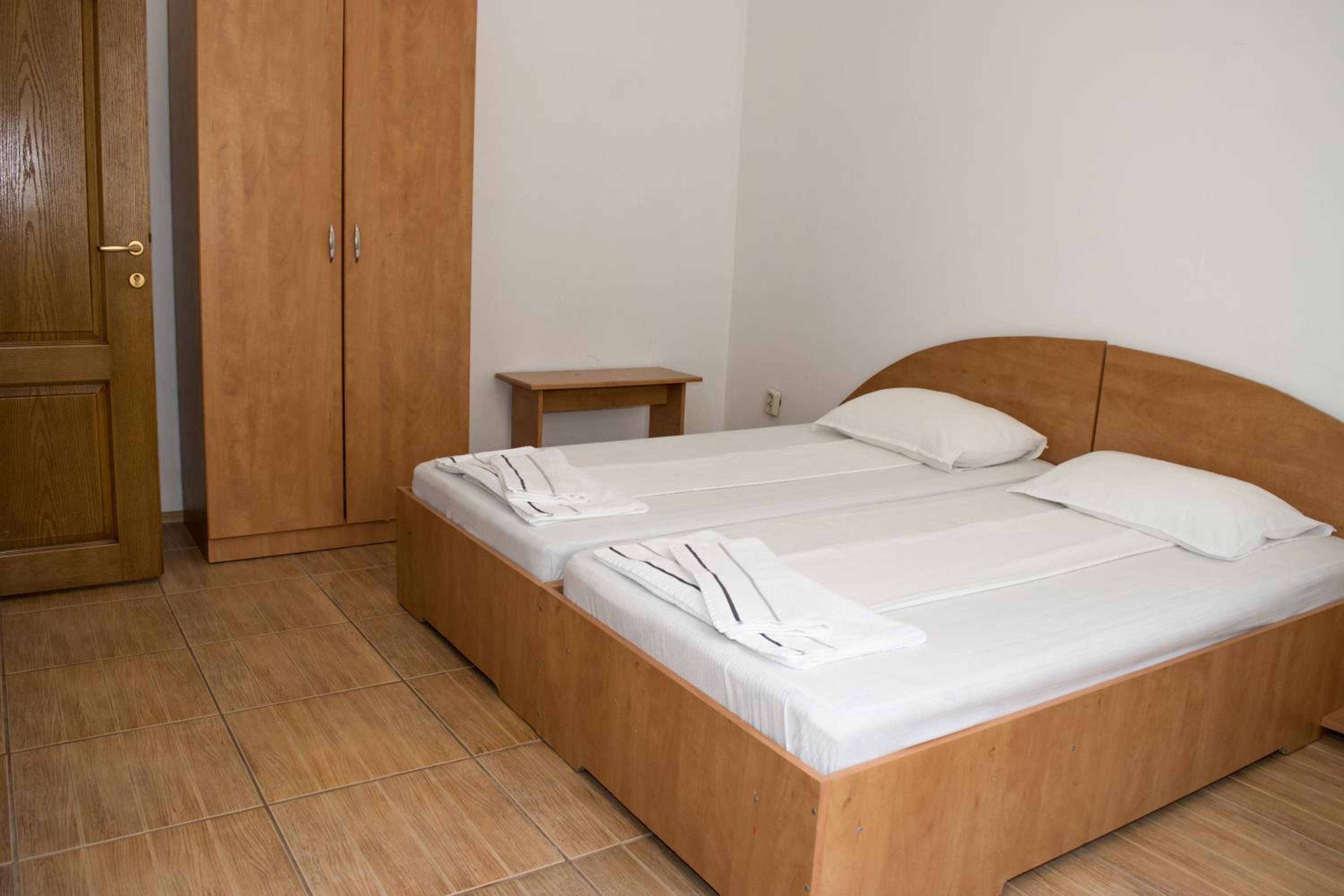 Standard Double or Twin Room - Photo 10