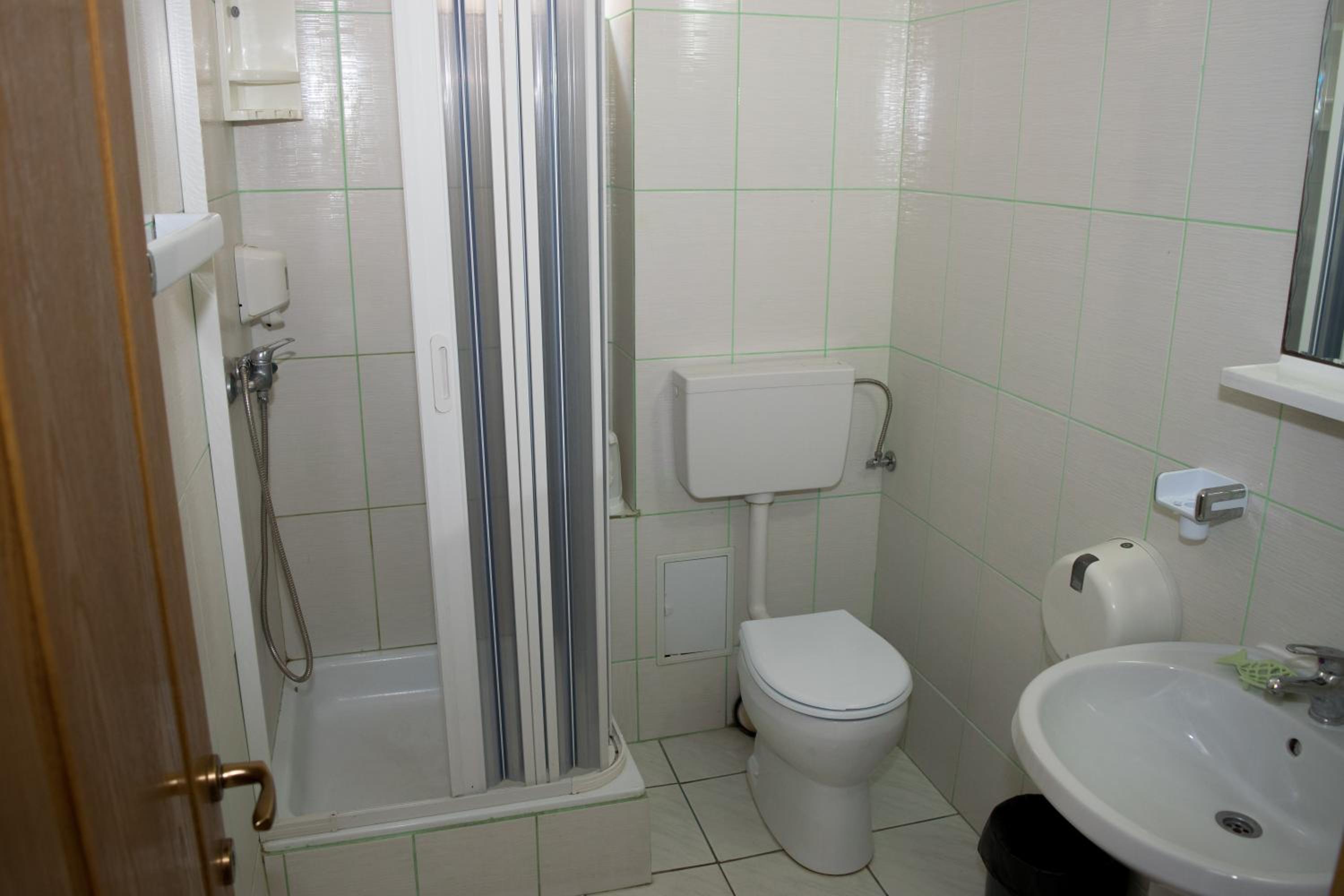 Standard Double or Twin Room - Photo 12