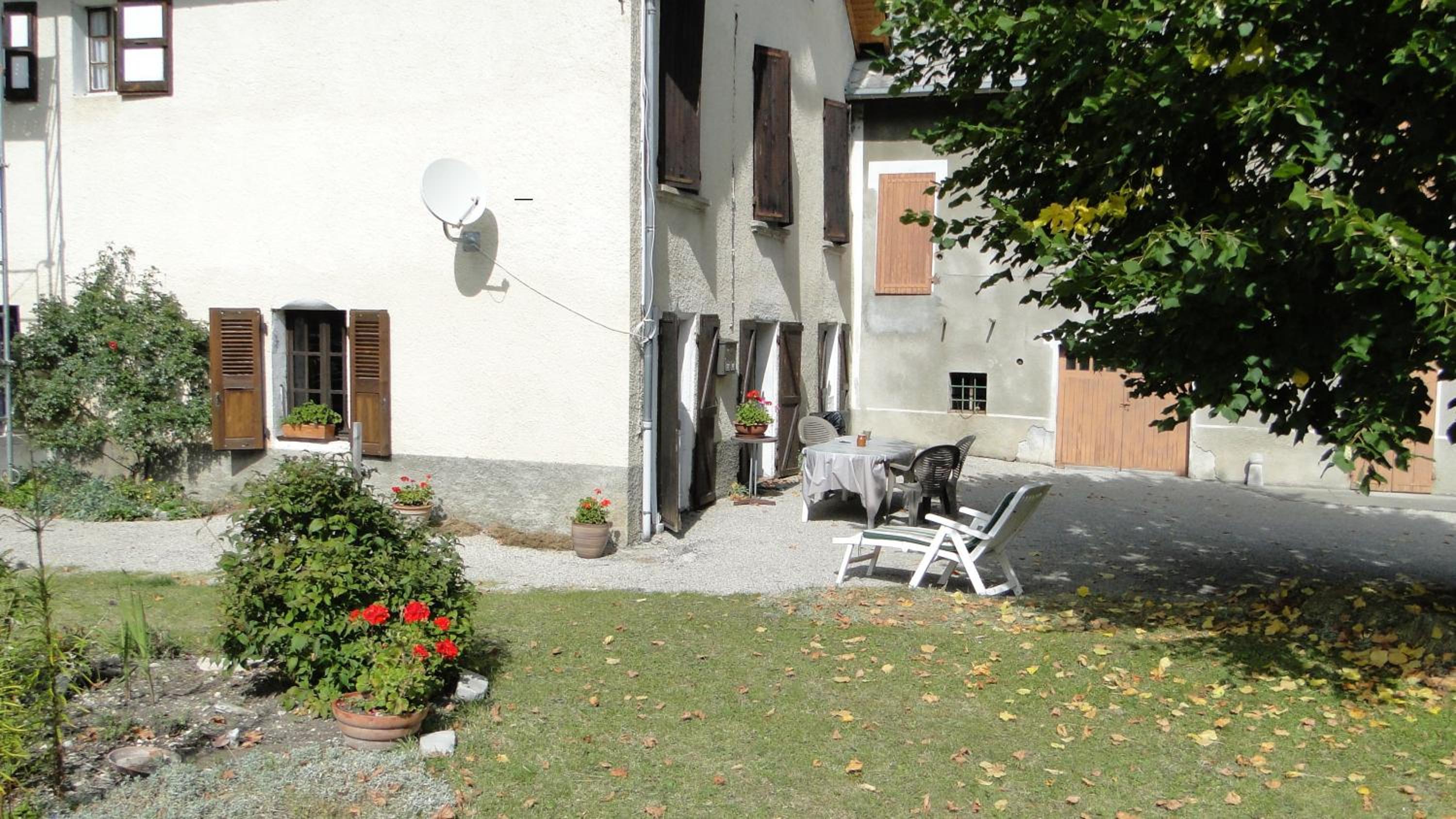 Two-Bedroom House - Photo 2