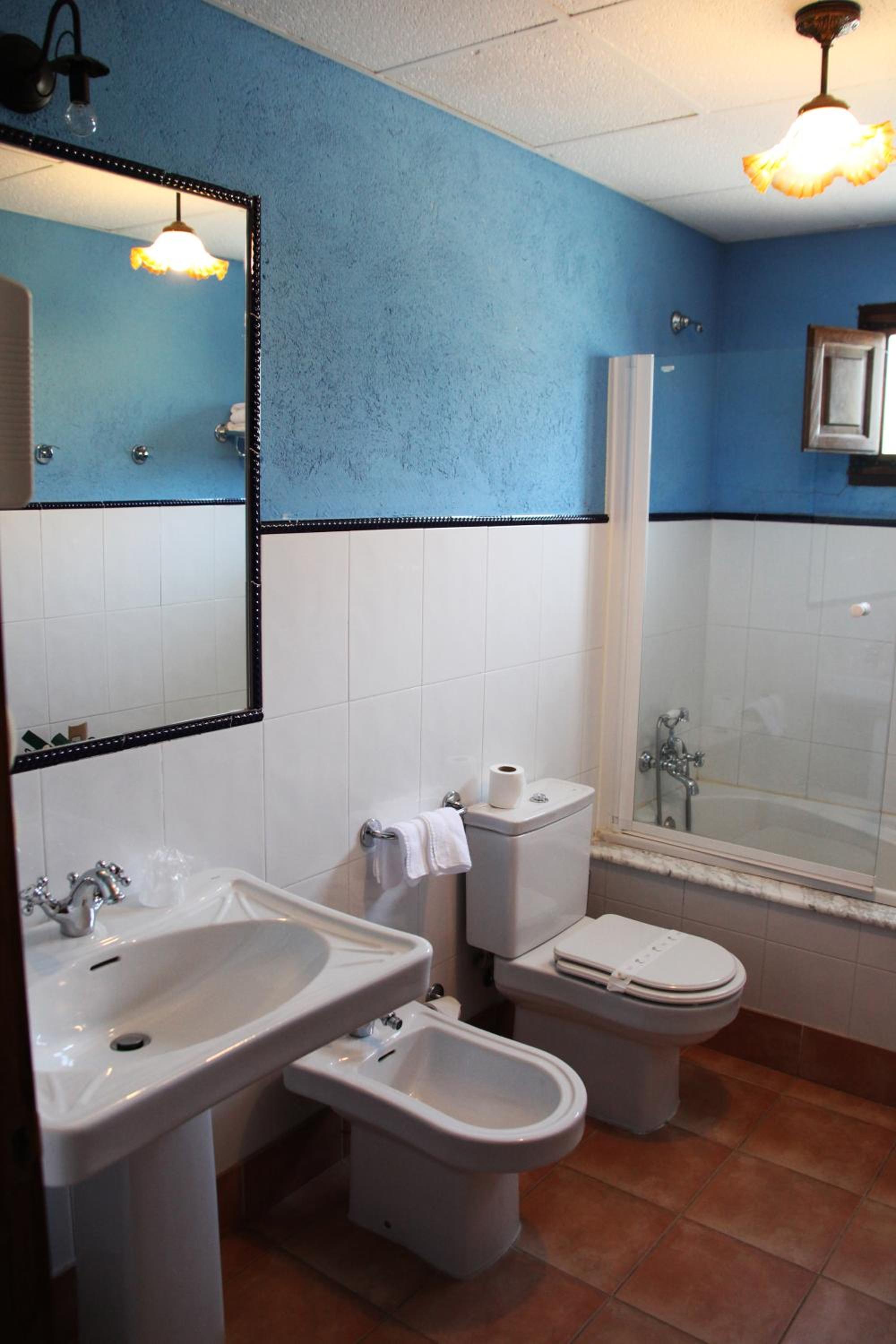 Double or Twin Room - Photo 7