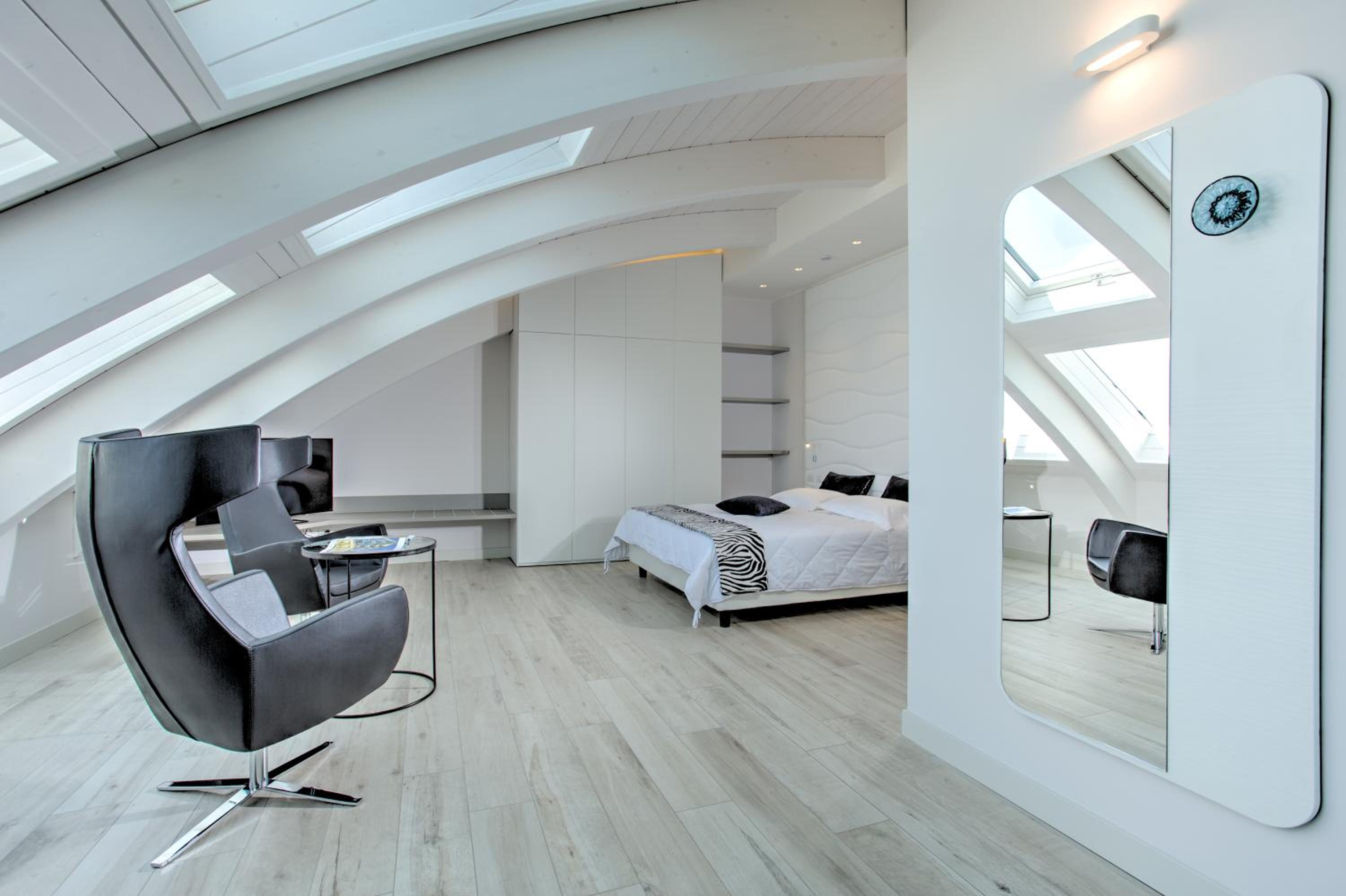 Deluxe Suite with Sea View - Photo 1
