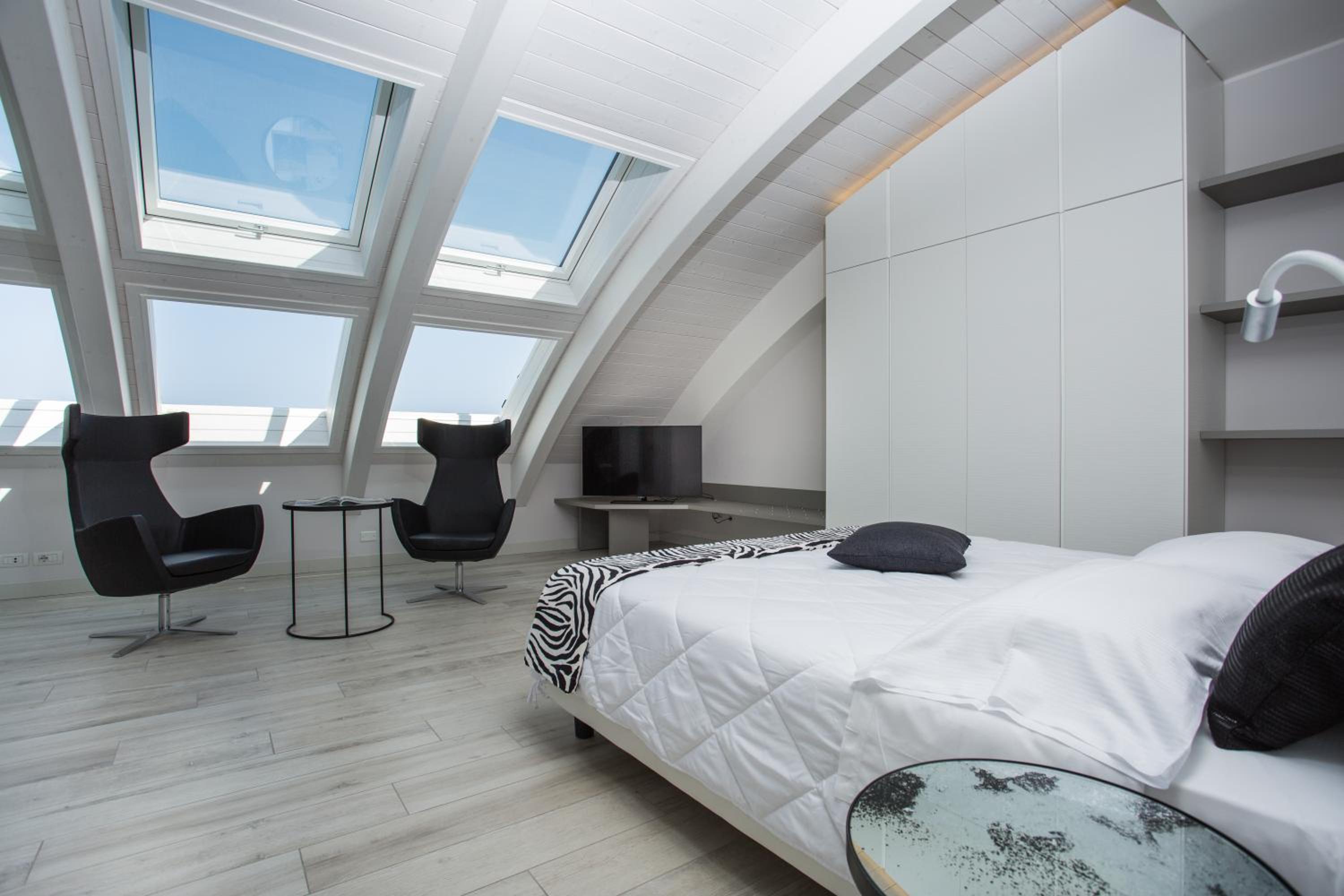 Deluxe Suite with Sea View - Photo 2