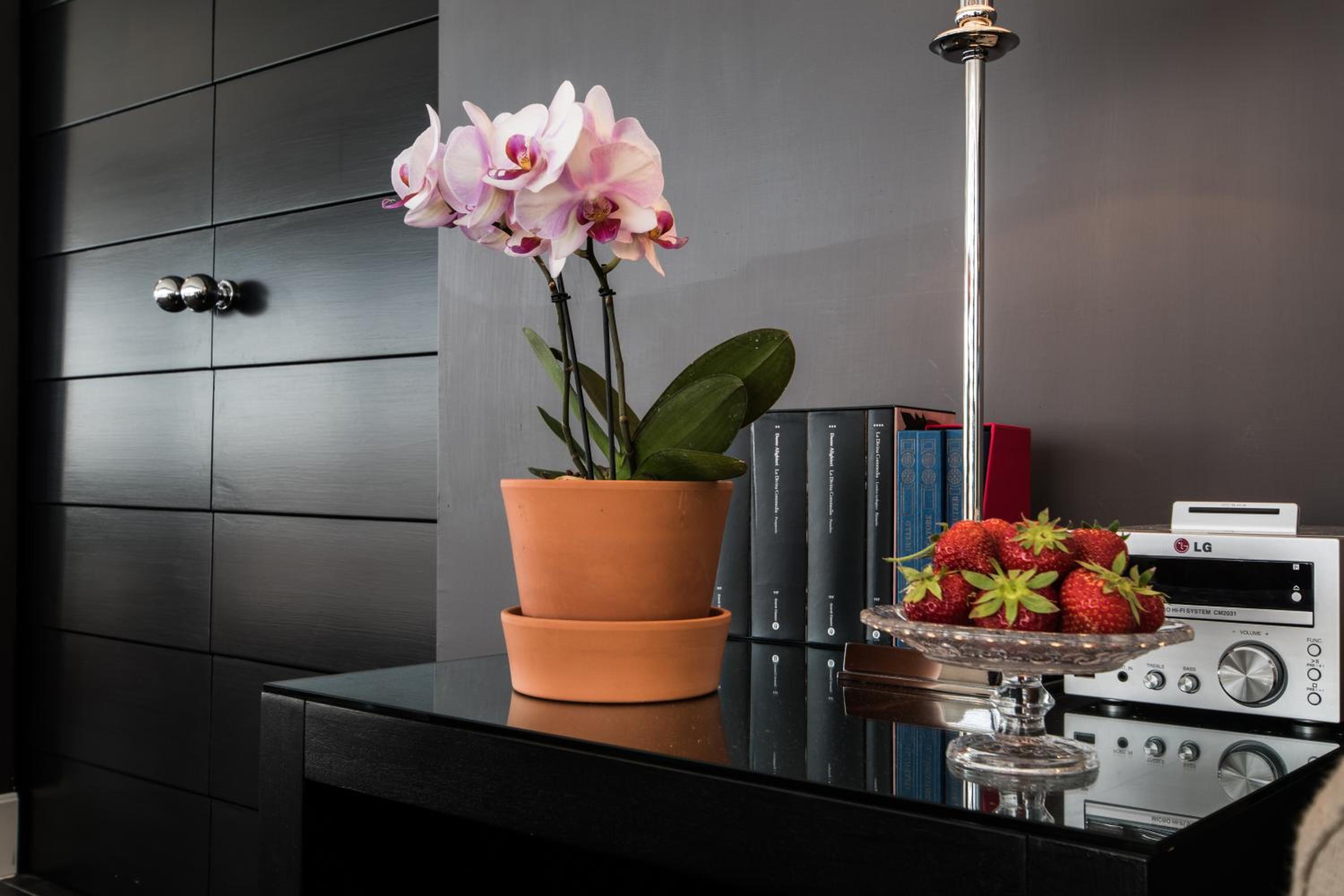 Penthouse Suite with Balcony - Photo 12