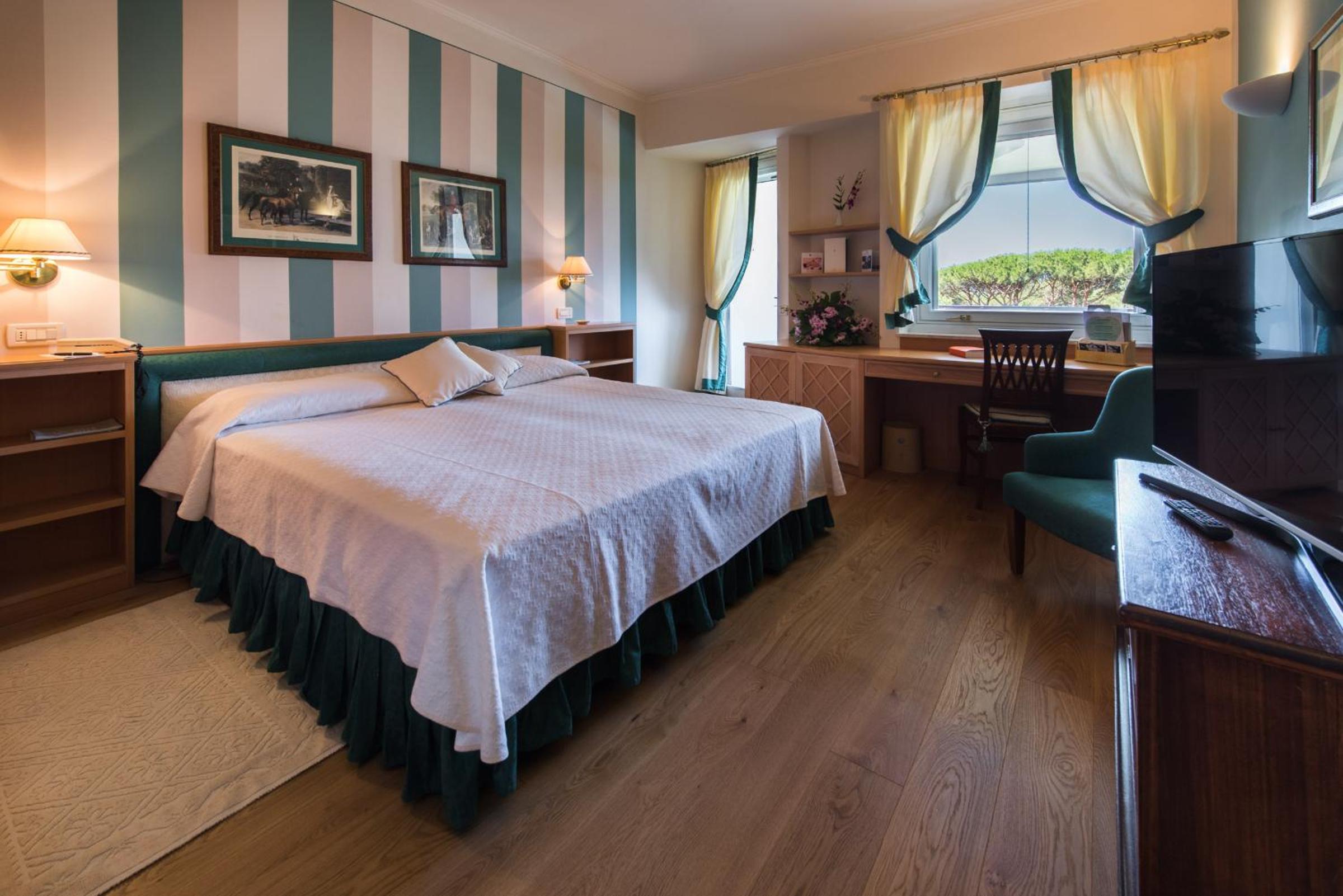Double or Twin Room with Partial Sea View - Photo 1