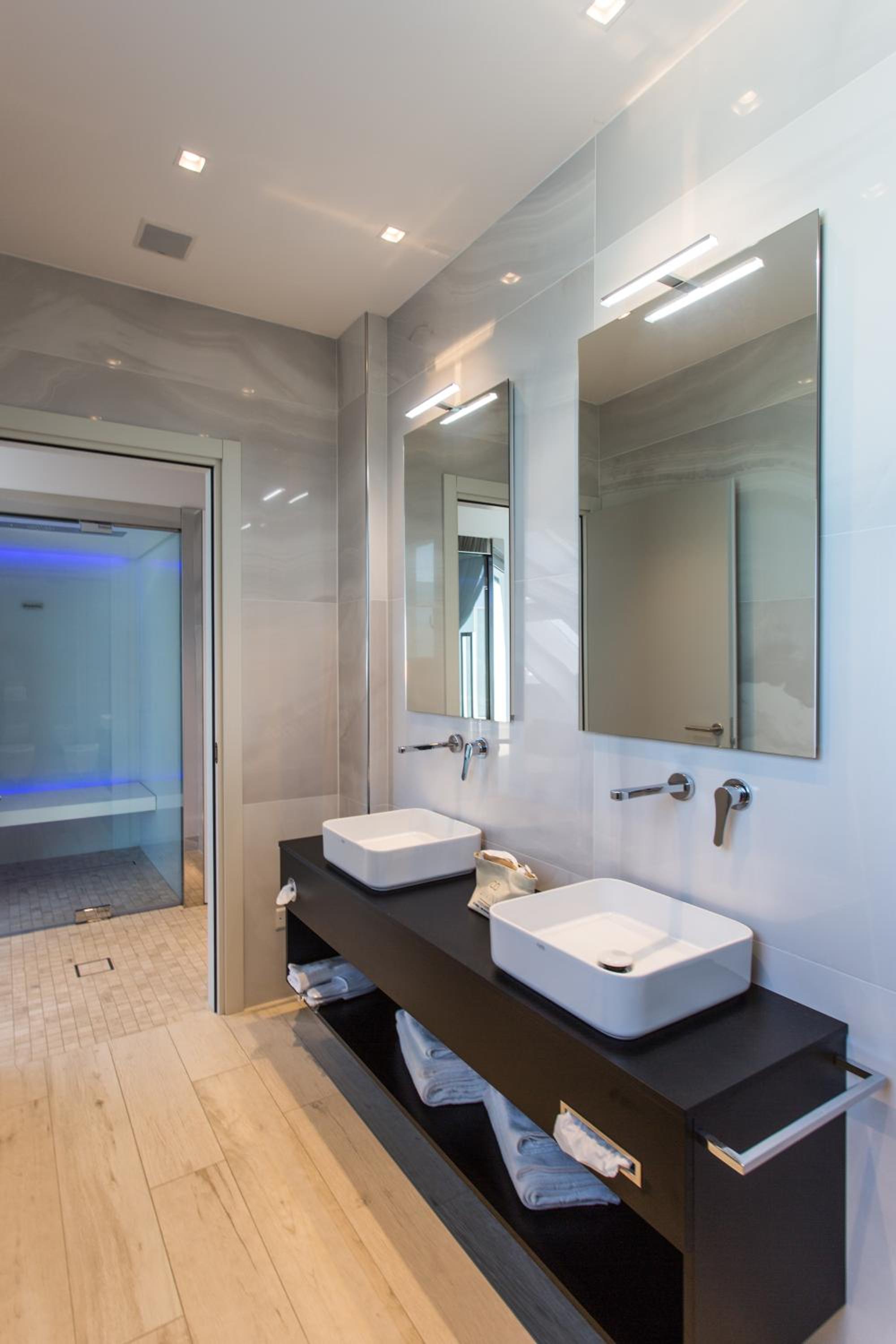 Deluxe Suite with Sea View - Photo 3