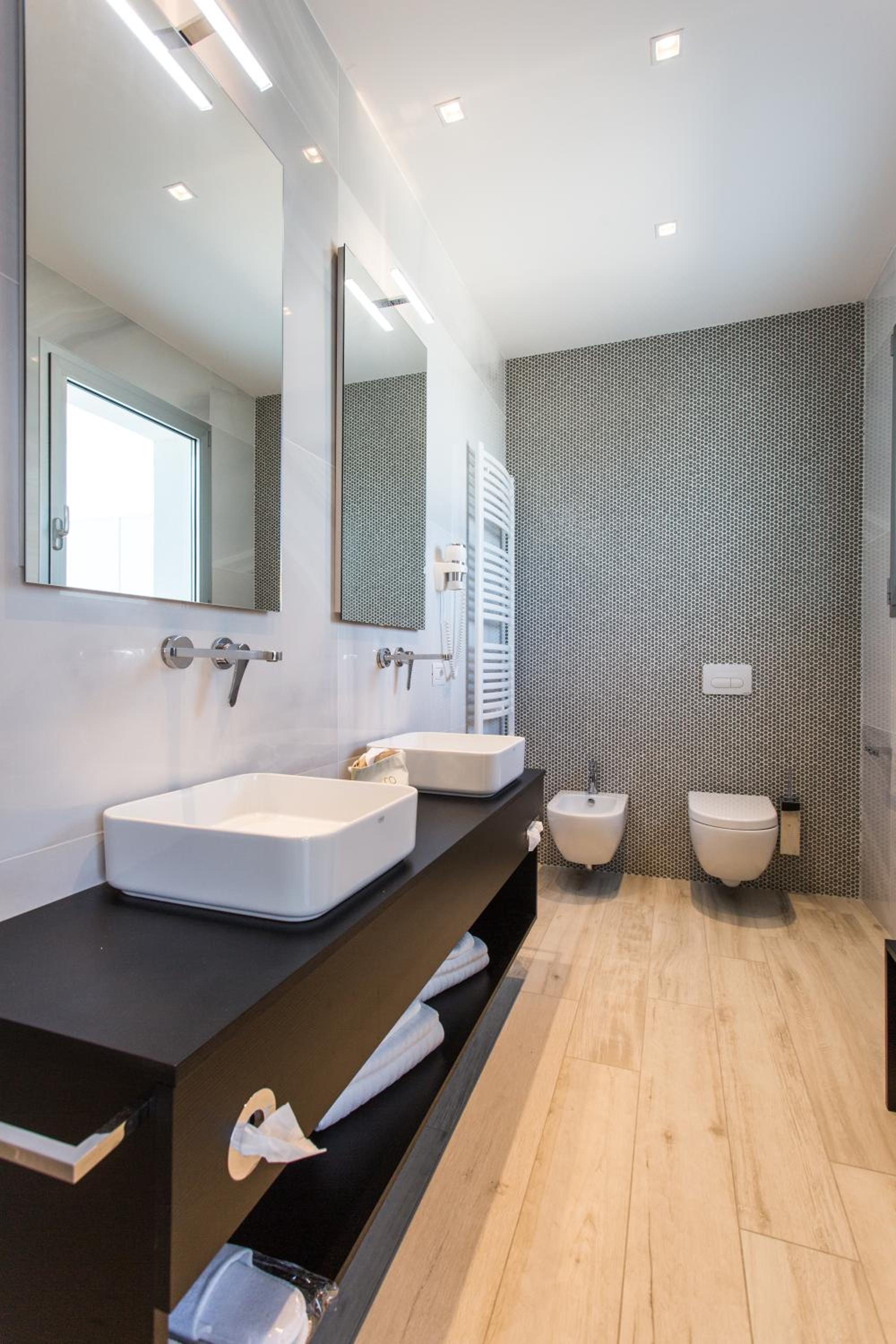 Deluxe Suite with Sea View - Photo 6