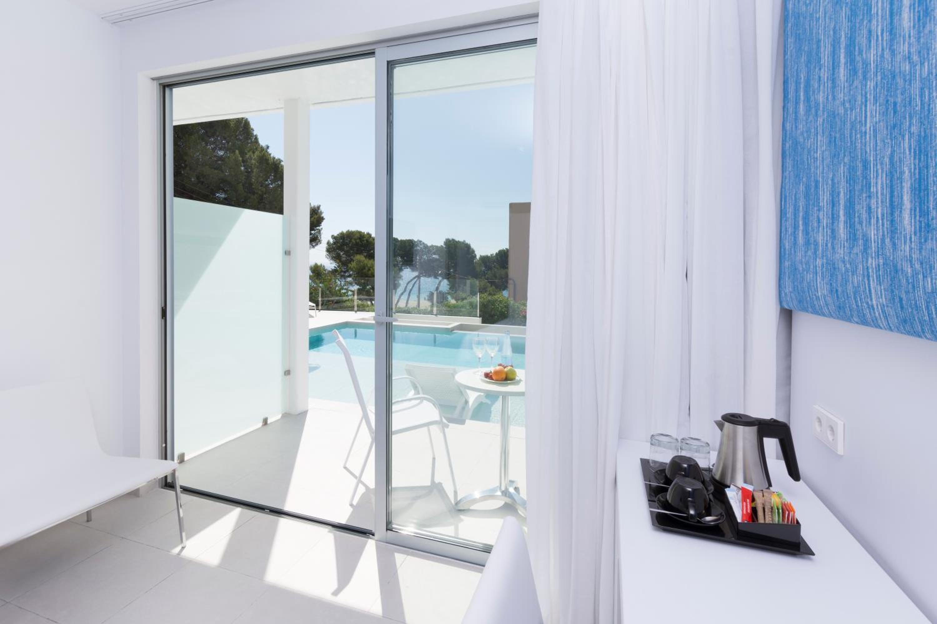 Double Room with Direct Access to Pool