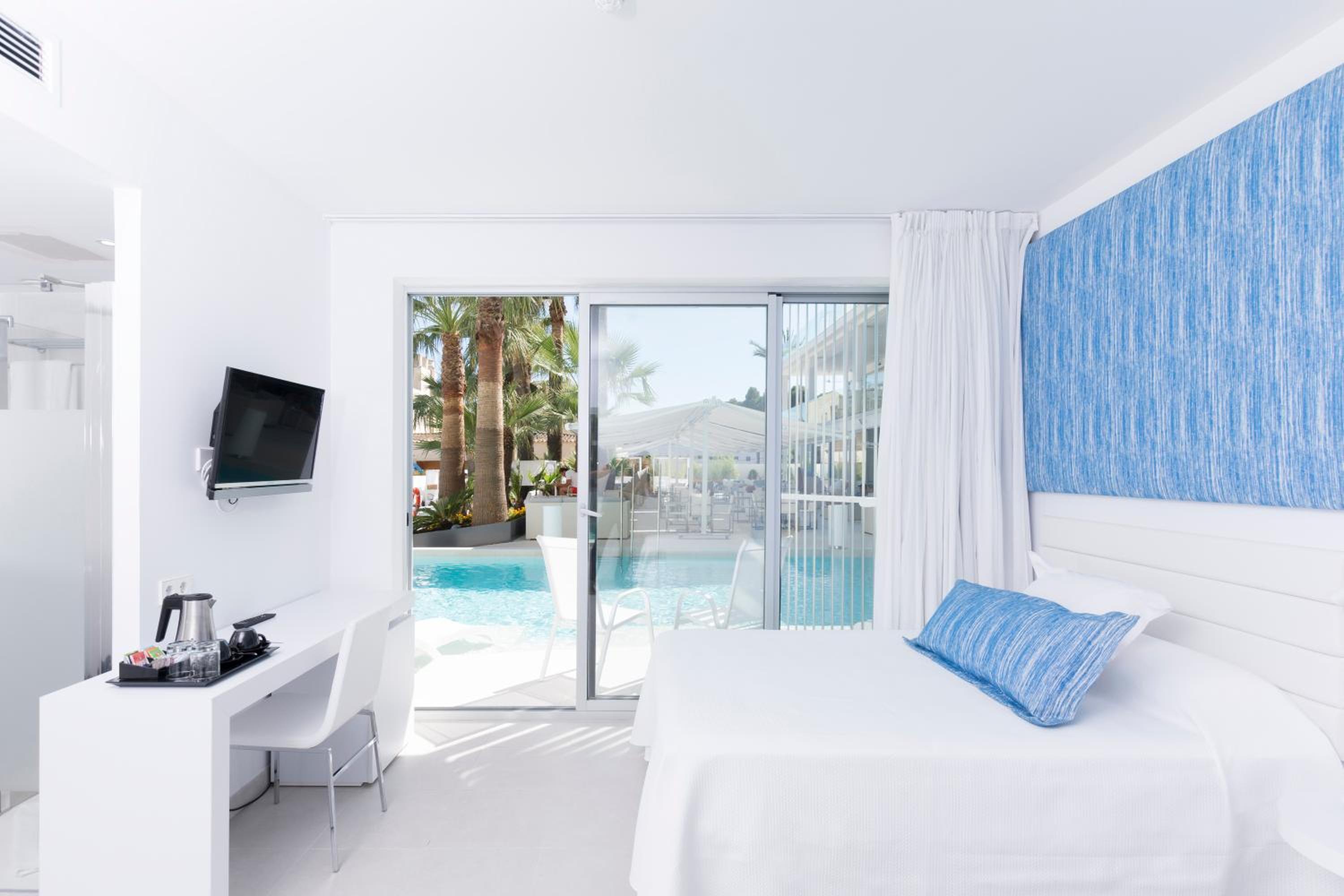 Double Room with Direct Access to Pool