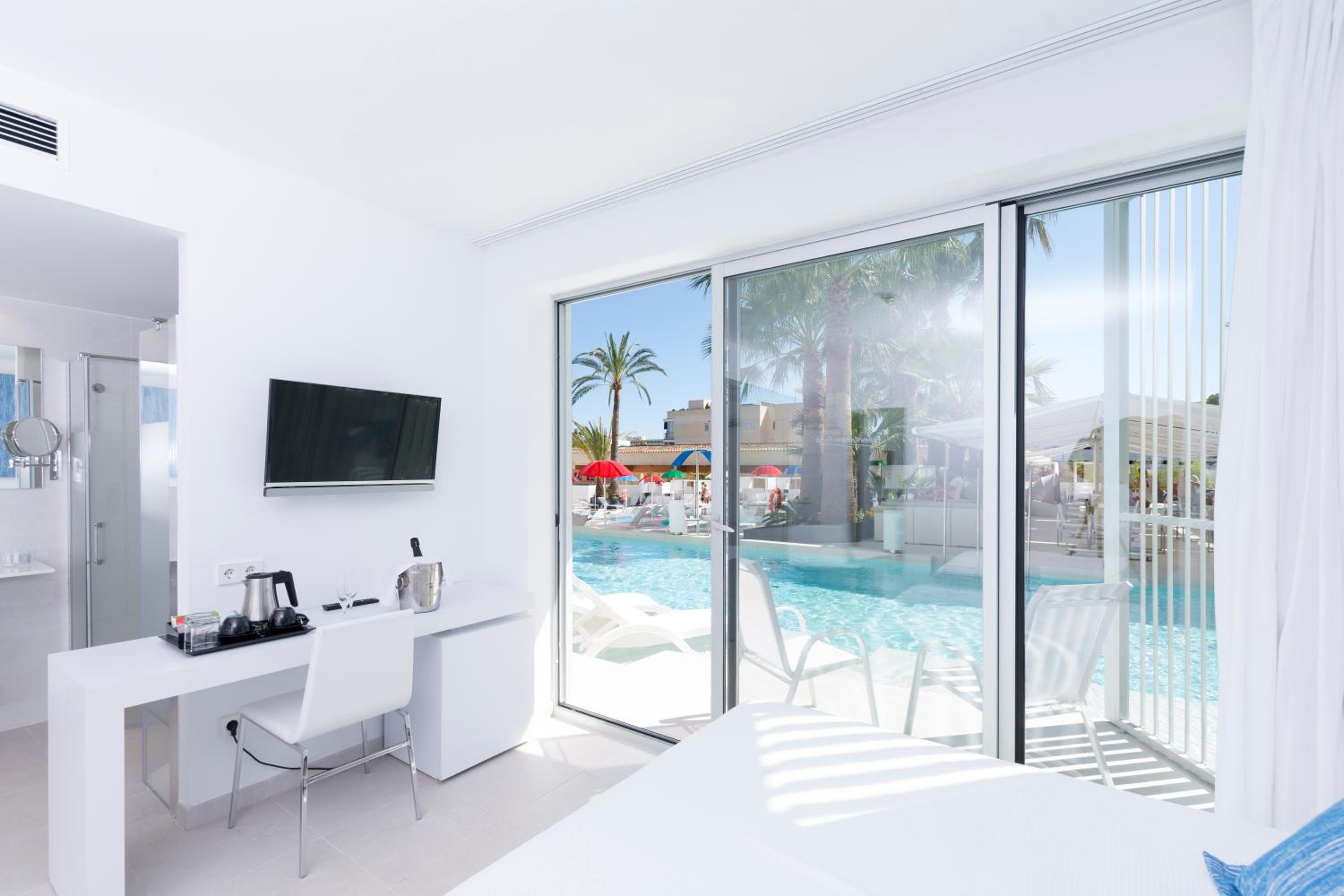 Double Room with Direct Access to Pool