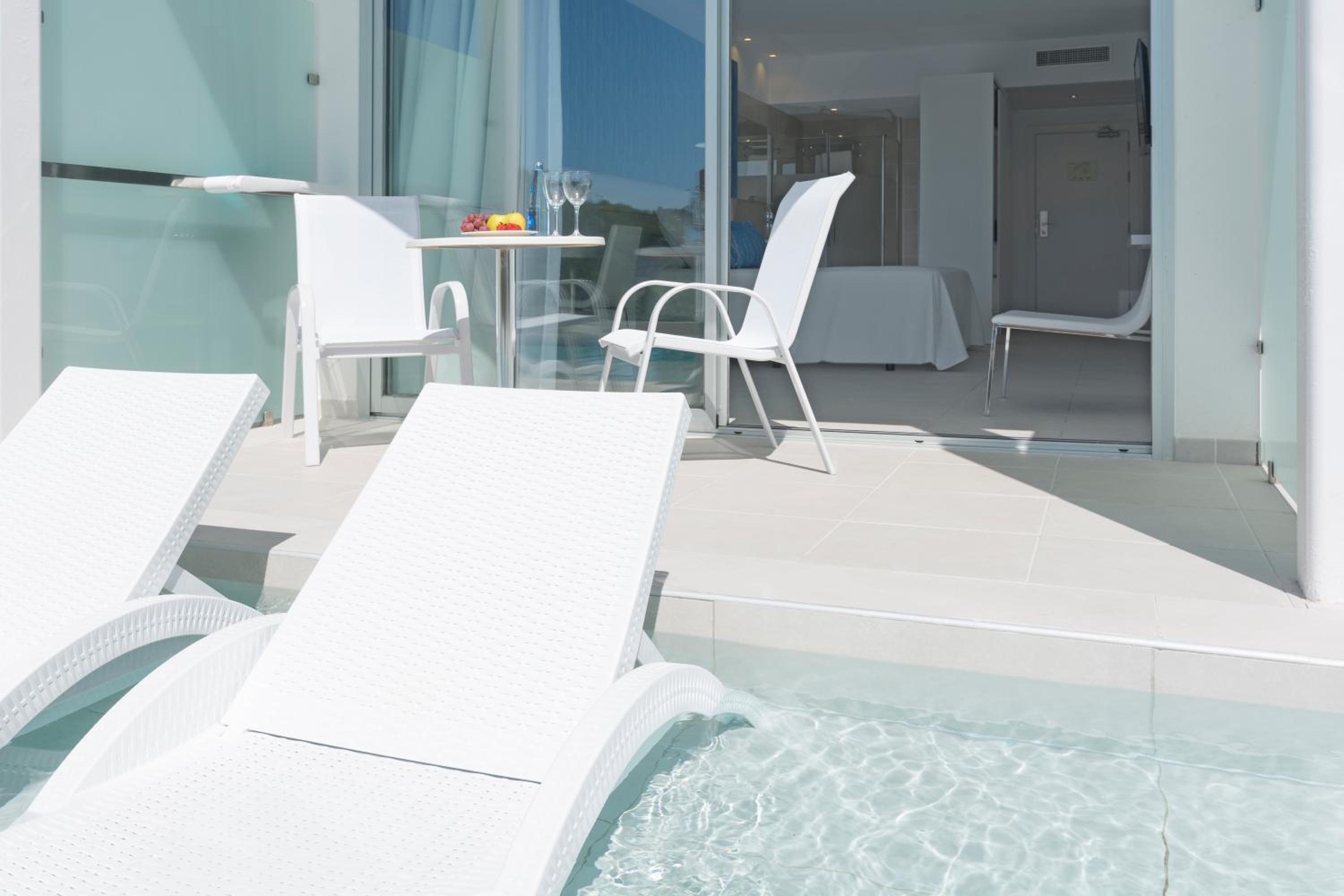 Double Room with Direct Access to Pool