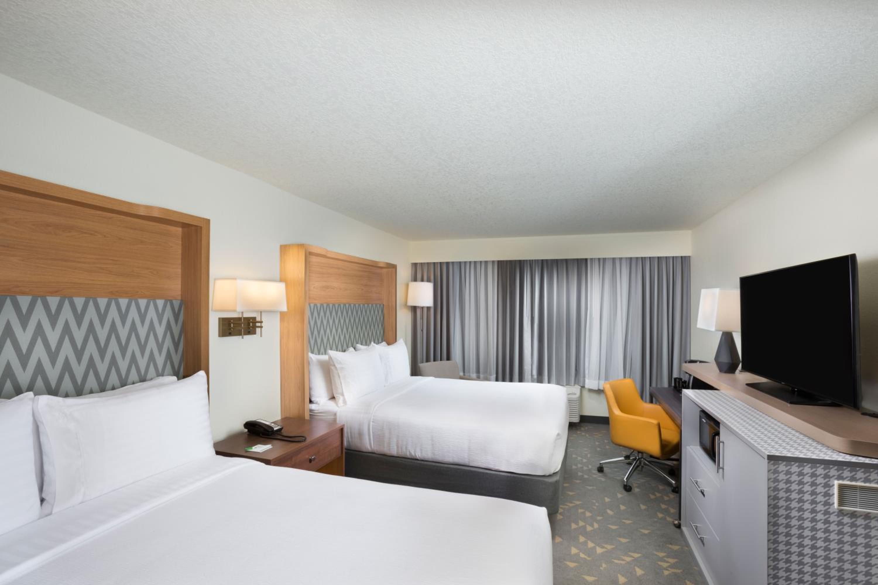 Queen Room with Two Queen Beds and Mountain View - Non-Smoking - Photo 1