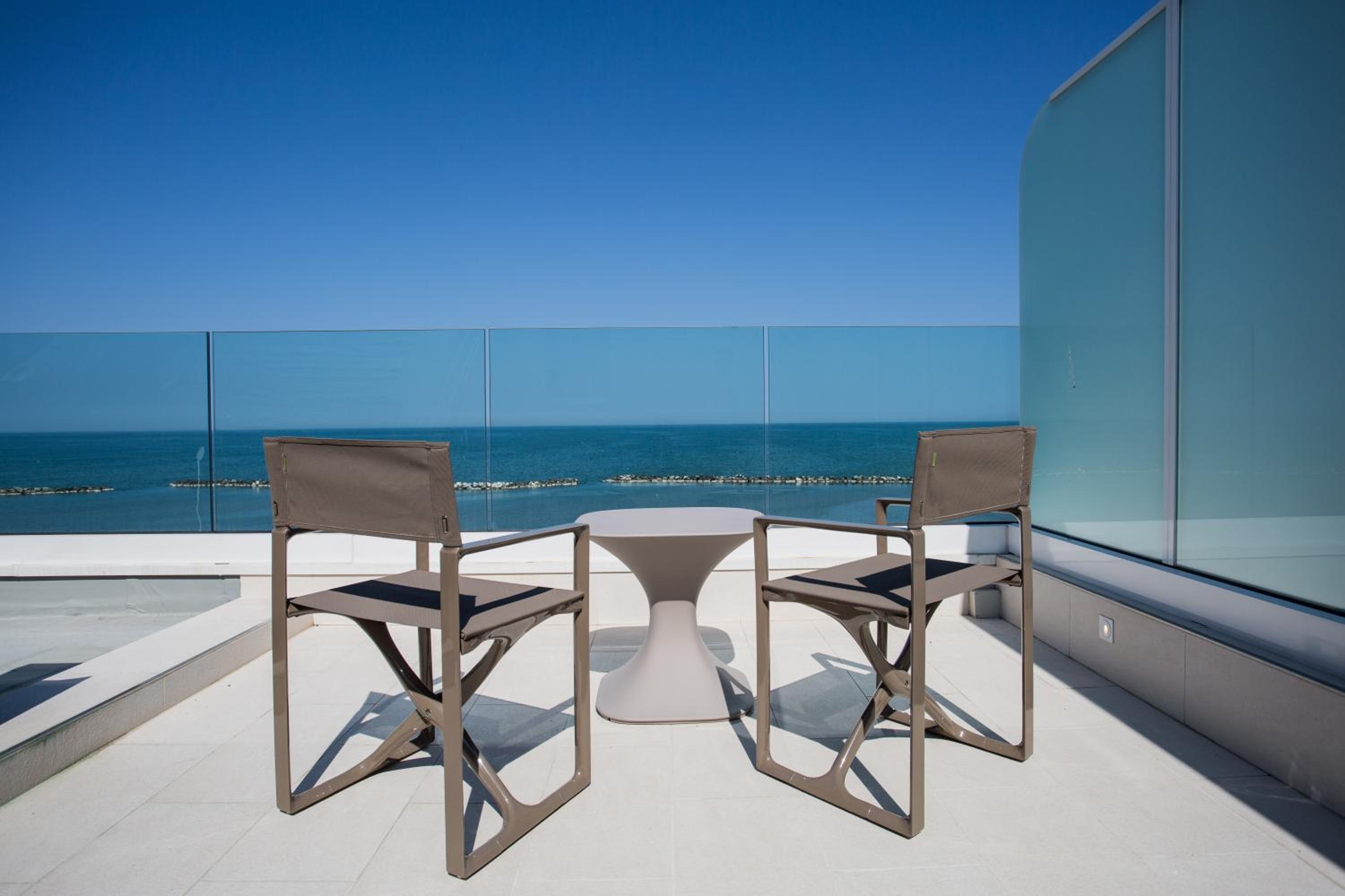 Queen Suite with Sea View - Photo 2