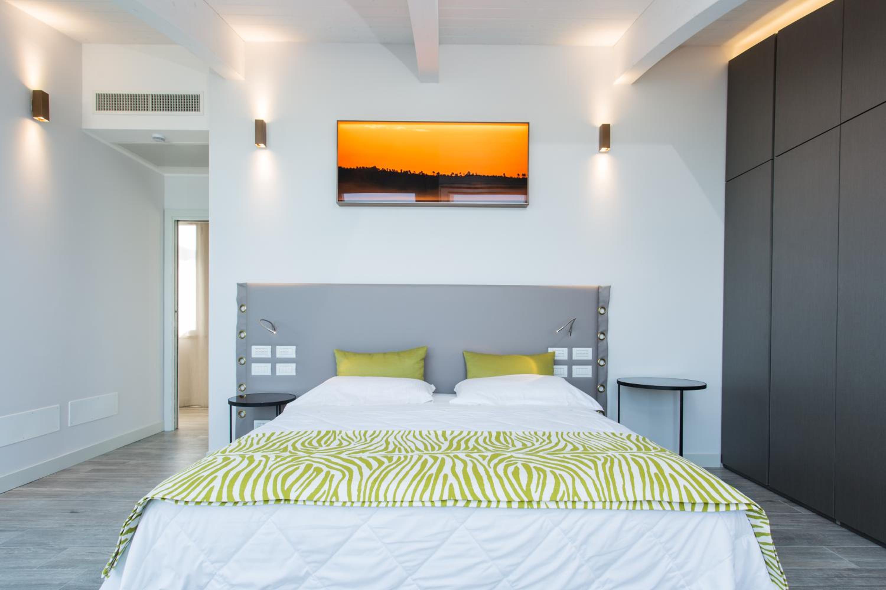 Queen Suite with Sea View - Photo 3