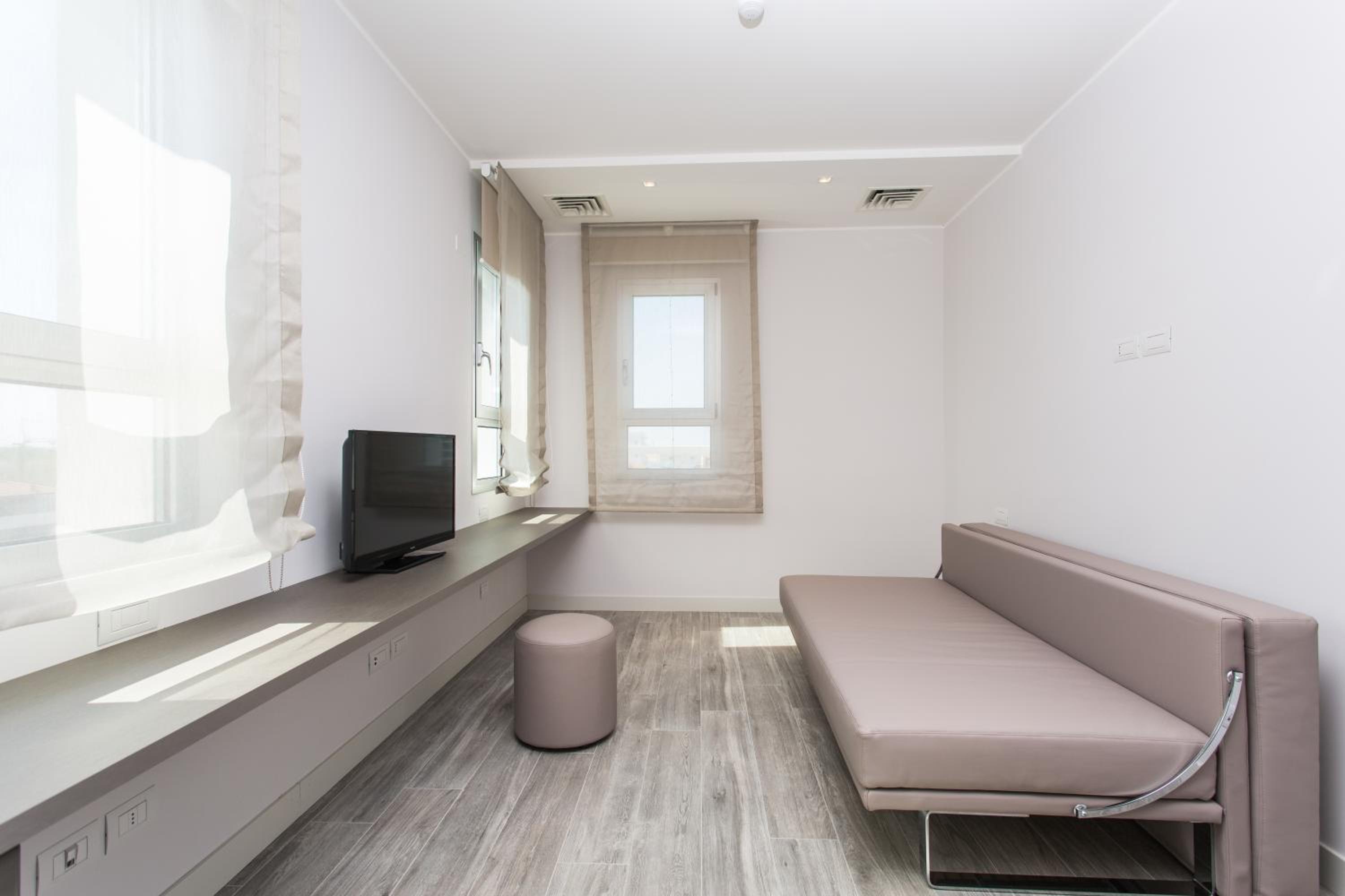 Queen Suite with Sea View - Photo 9