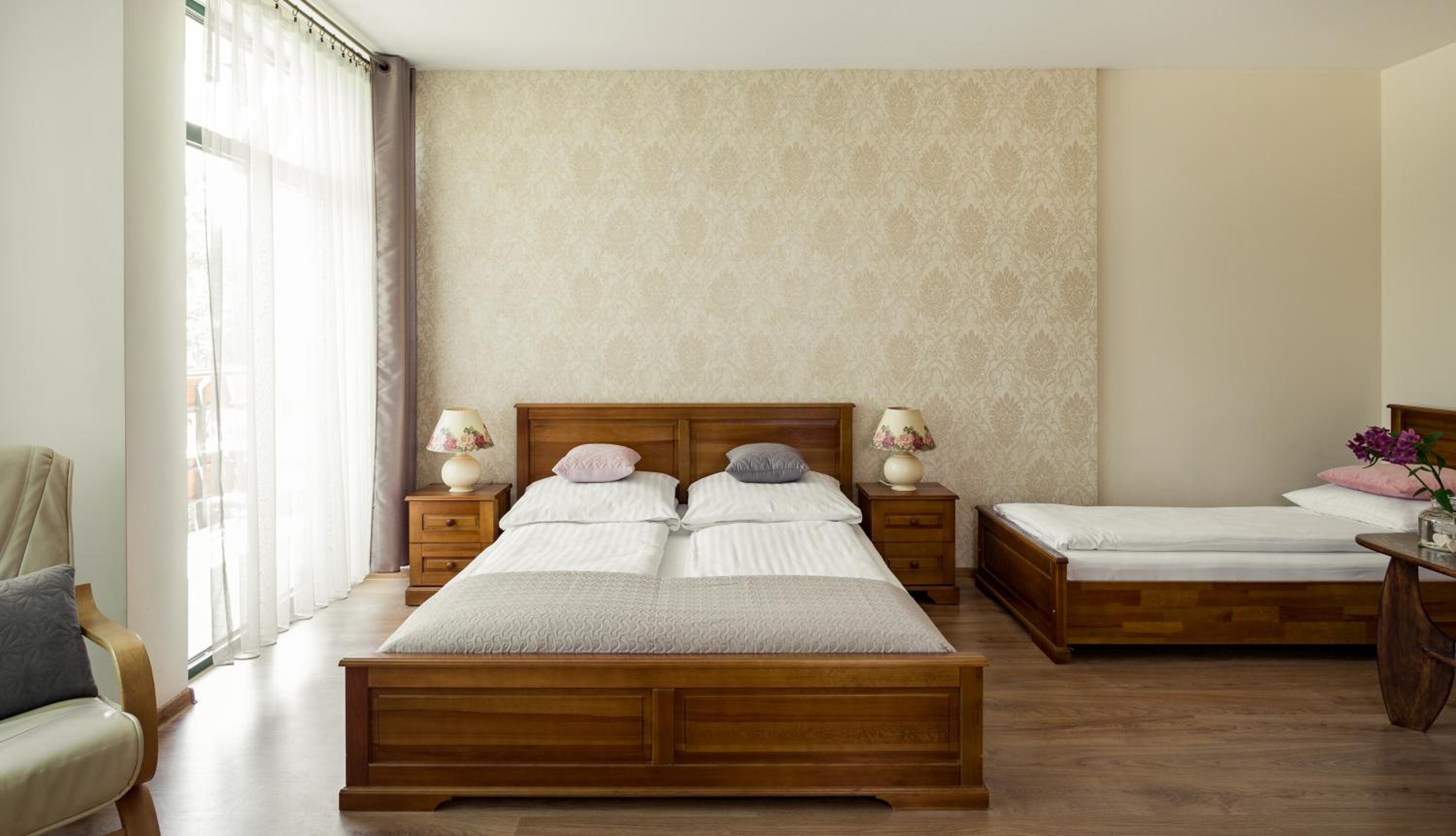 Quadruple Room with Balcony - Photo 4