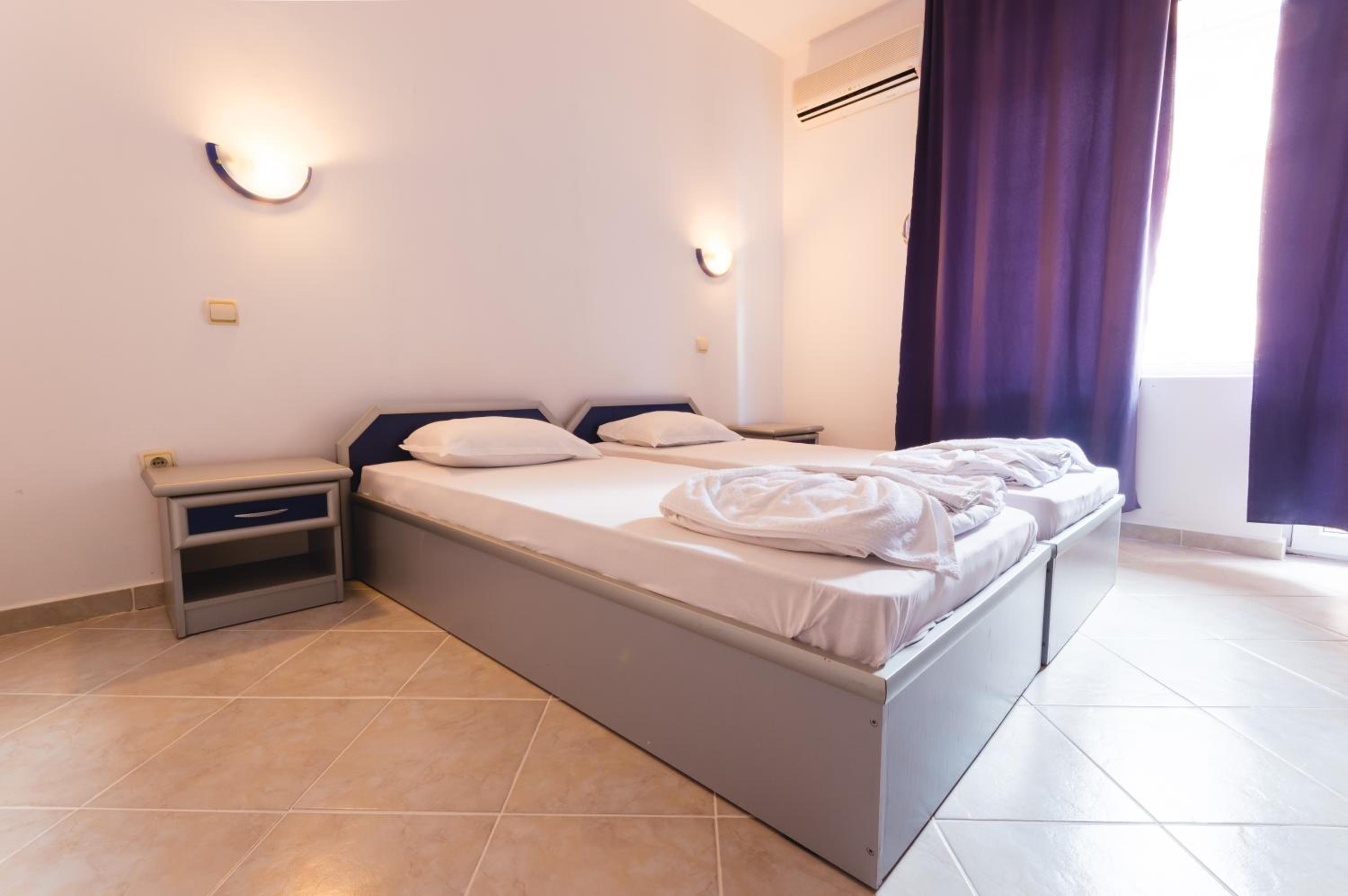 Economy Double Room with Balcony - City View  - Photo 2