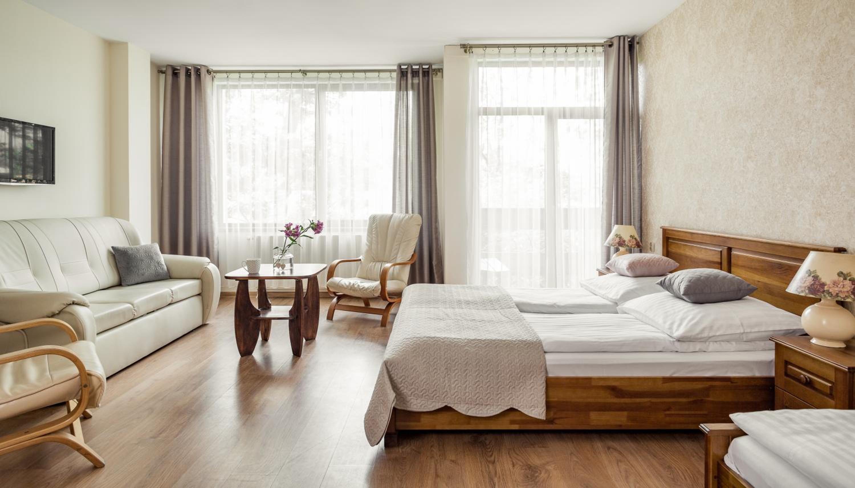 Quadruple Room with Balcony - Photo 5