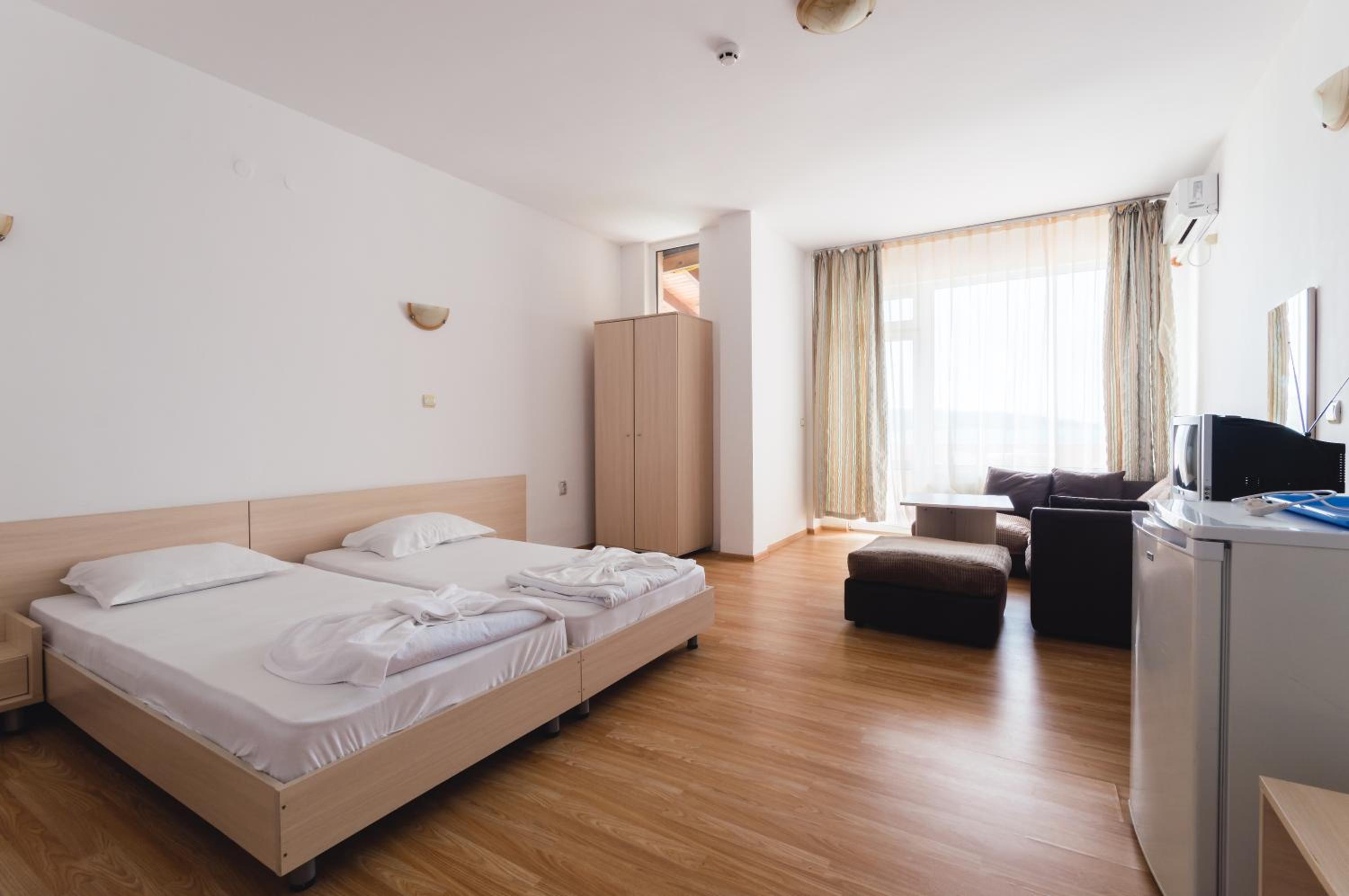 One-Bedroom Suite with Sea View (4 Adults + 1 Child) - Photo 3