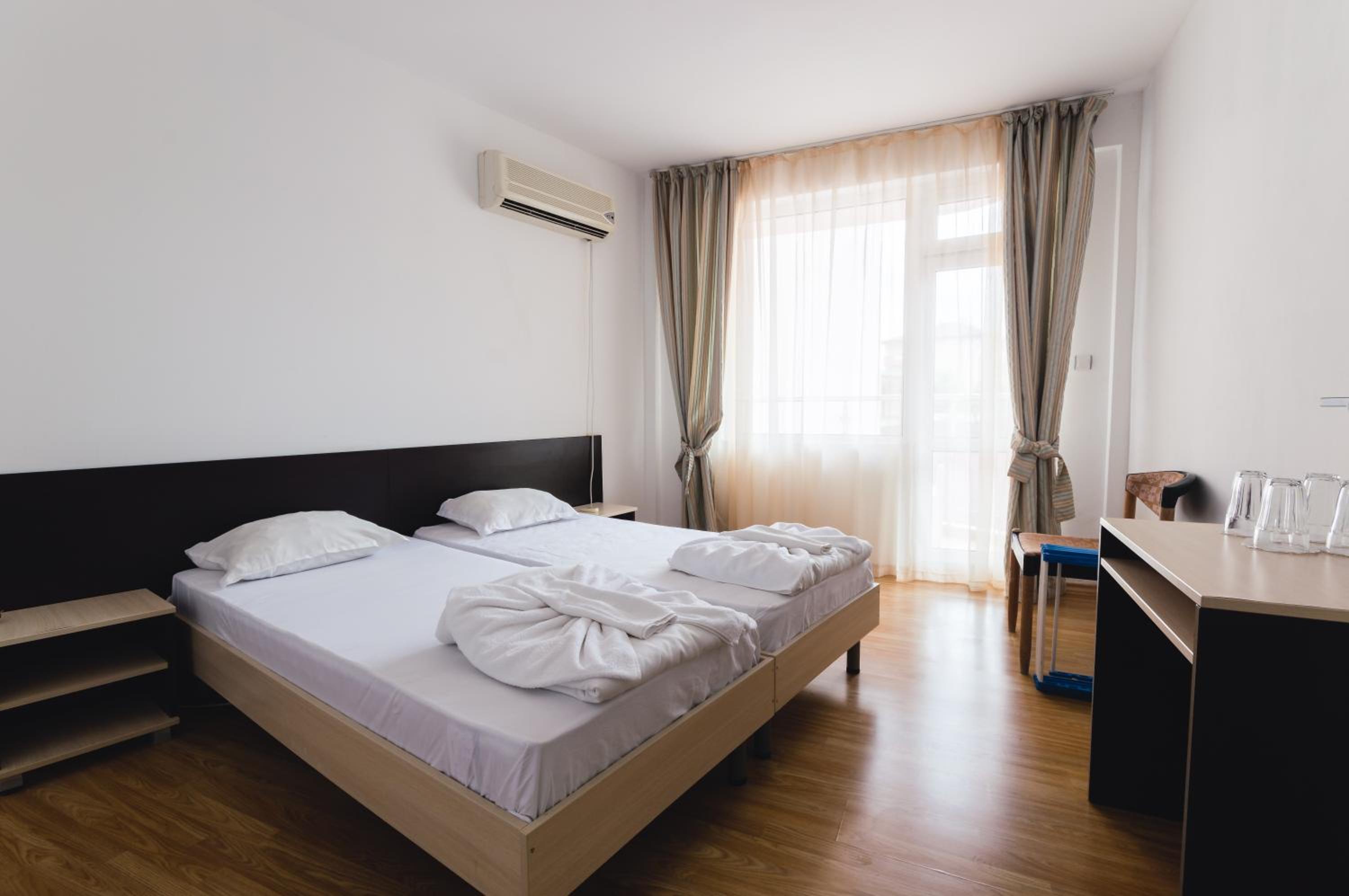 One-Bedroom Suite with Balcony (4 Adults) - Photo 3
