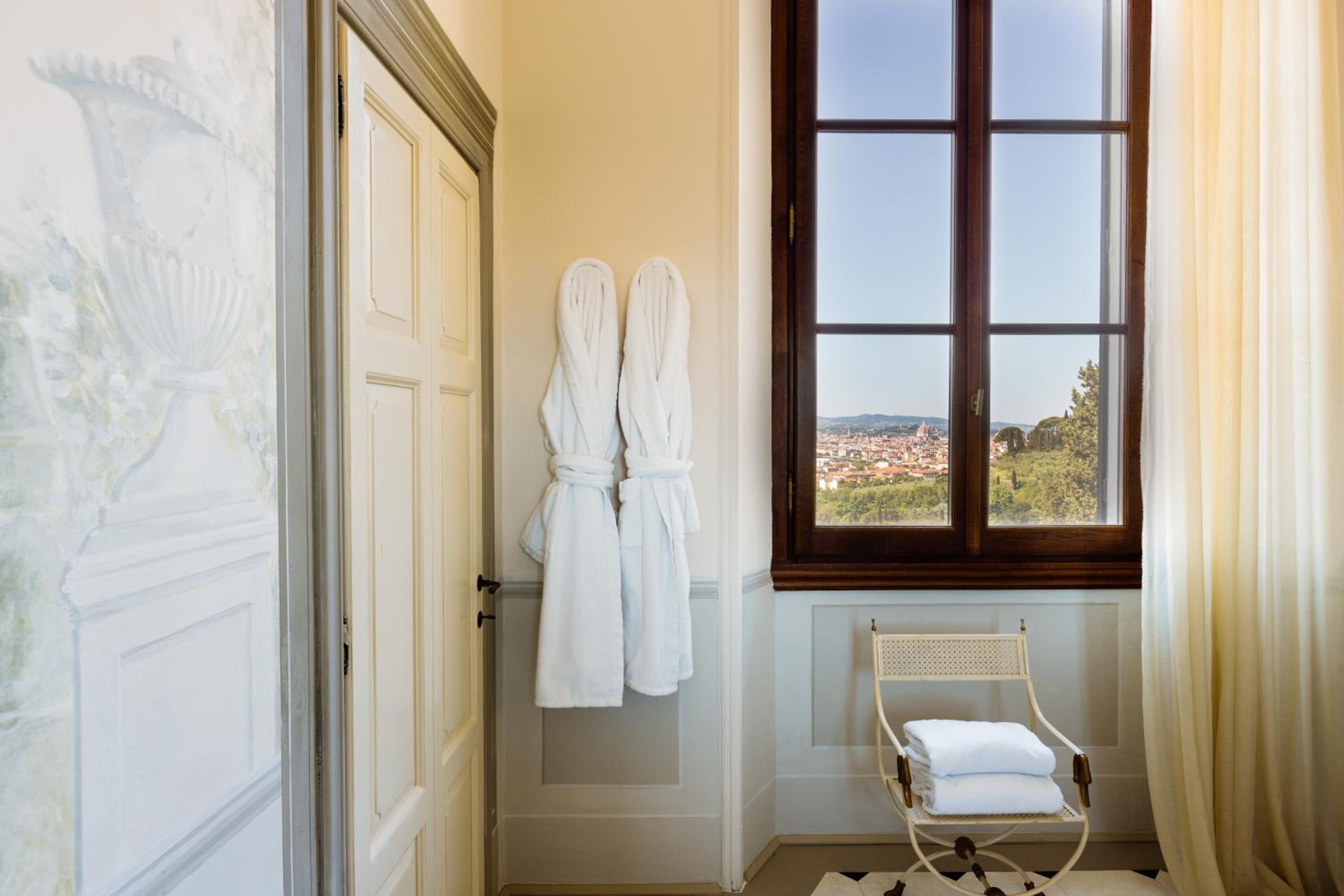 Deluxe Double Room with Cathedral View thumbnail 6