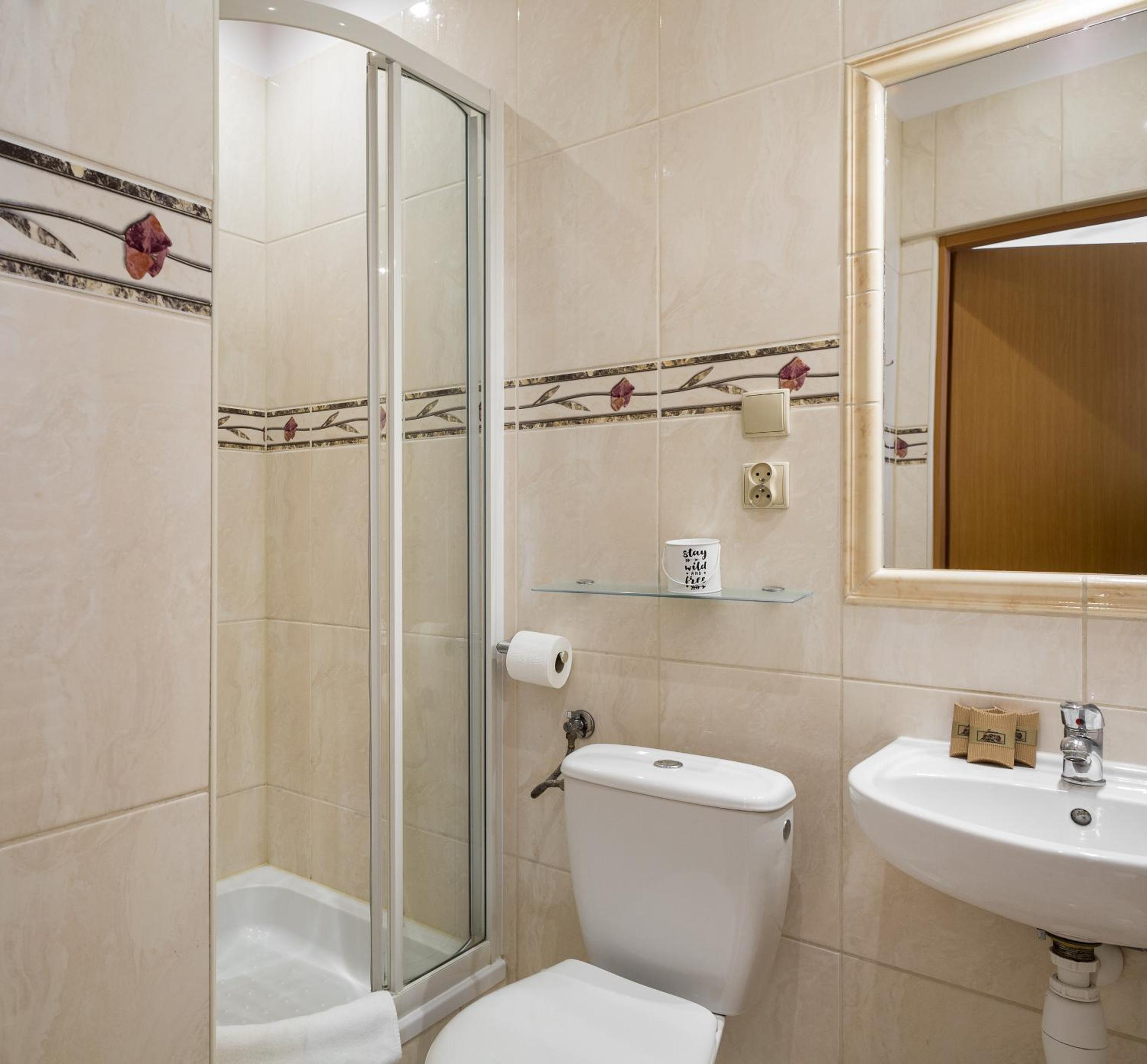 Quadruple Room with Balcony - Photo 6
