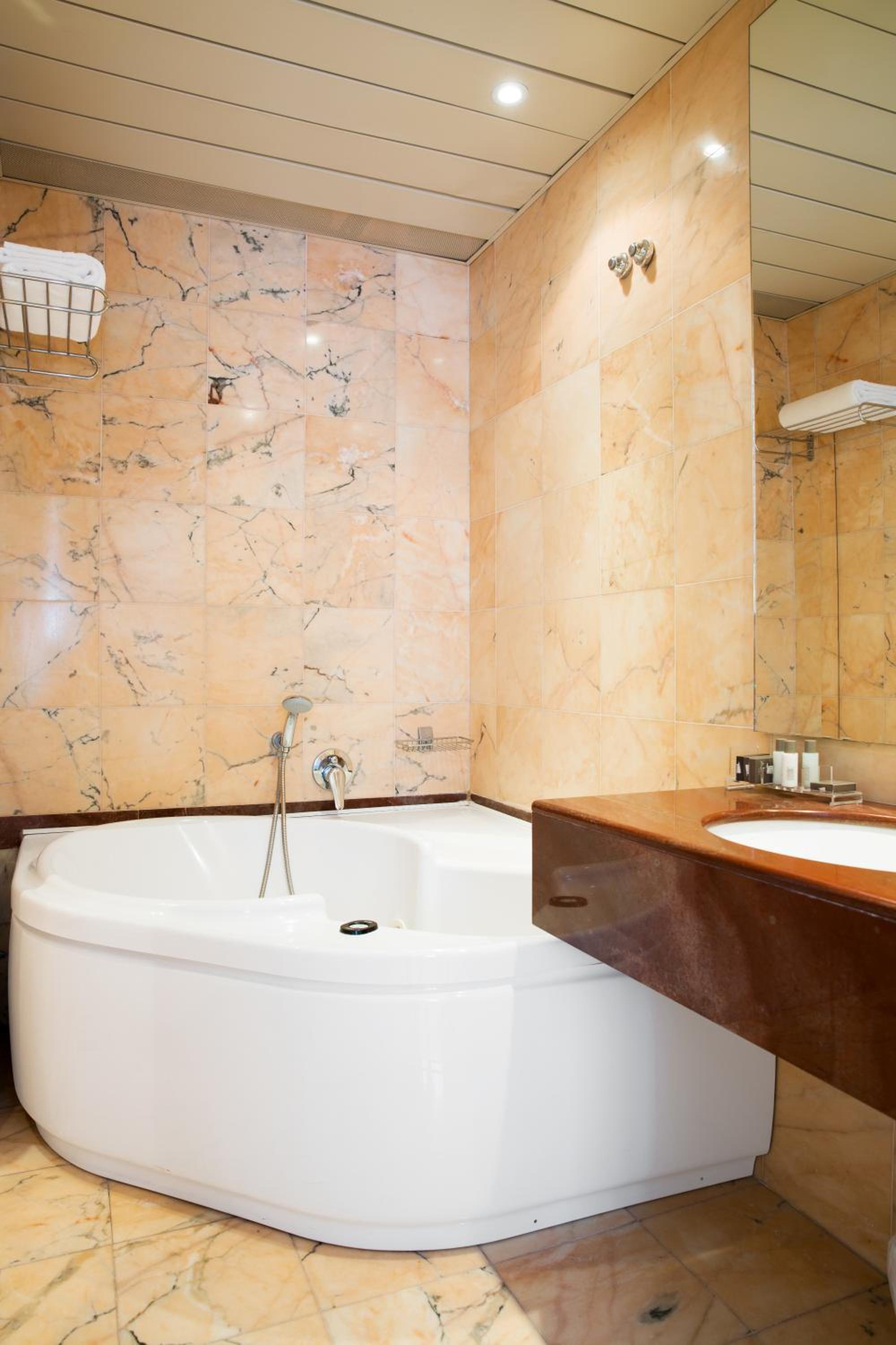 Suite - Photo 2