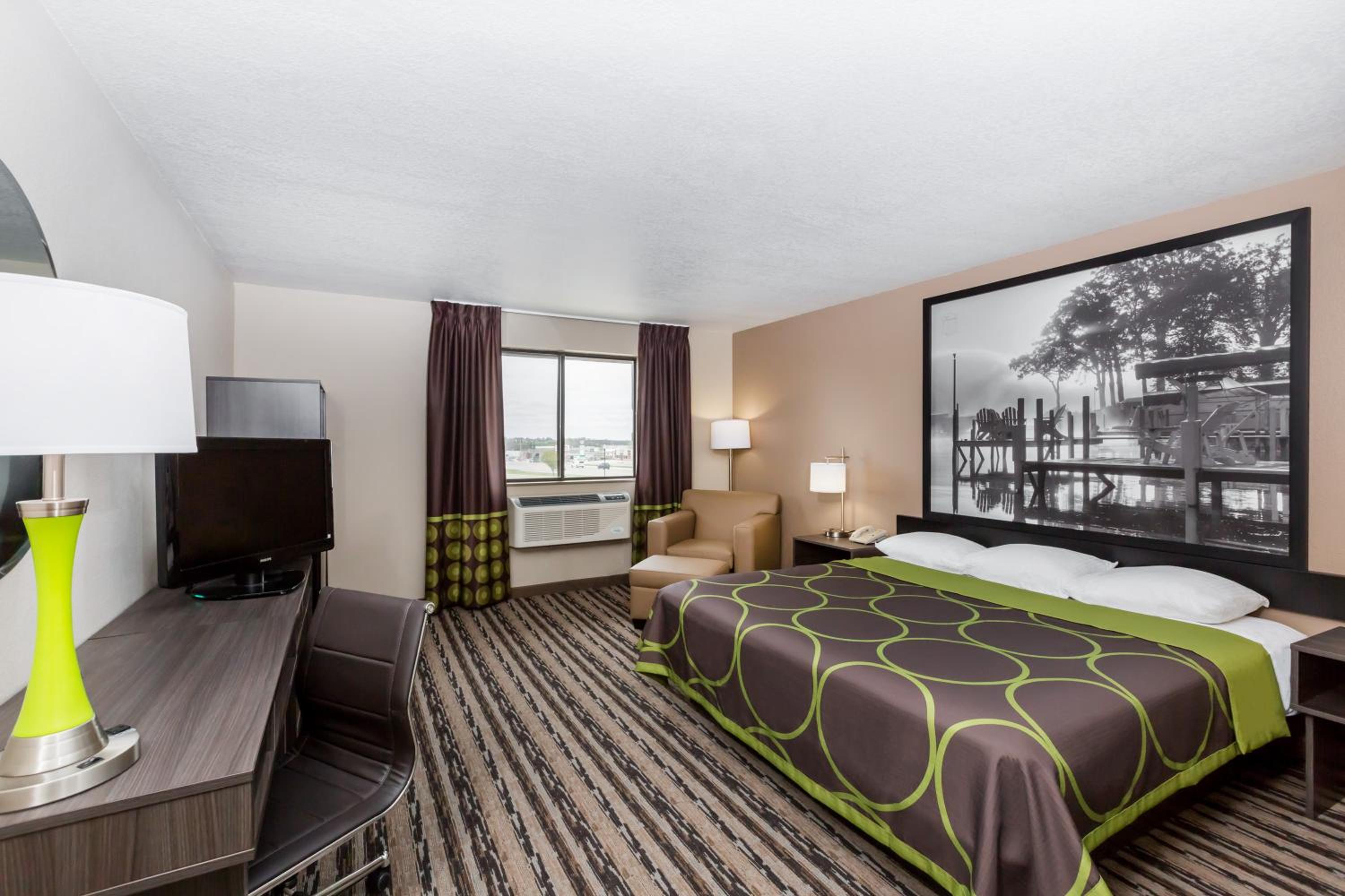 Deluxe King Room - Non-Smoking - Photo 5
