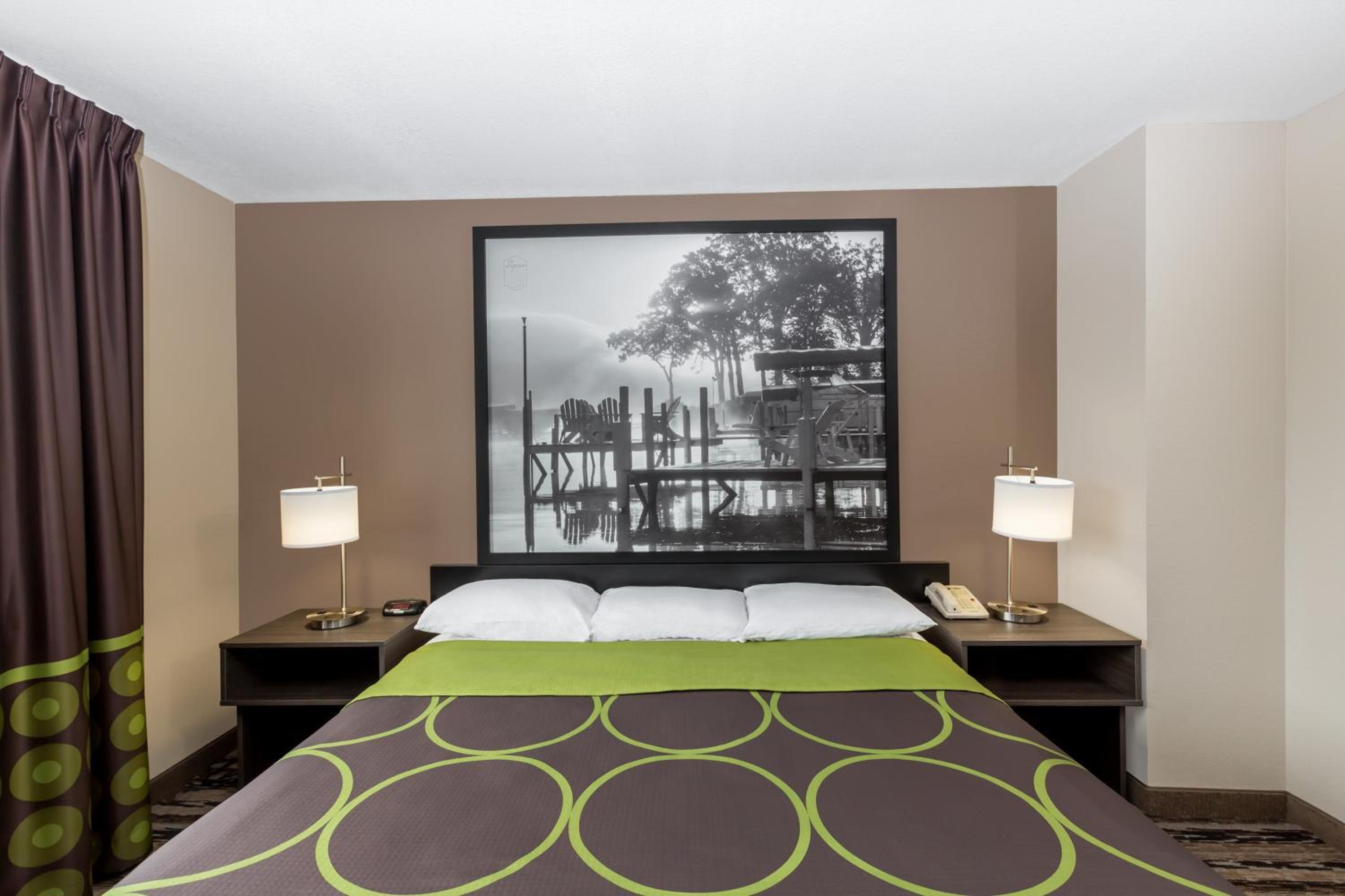 King Room - Non-Smoking - Photo 4
