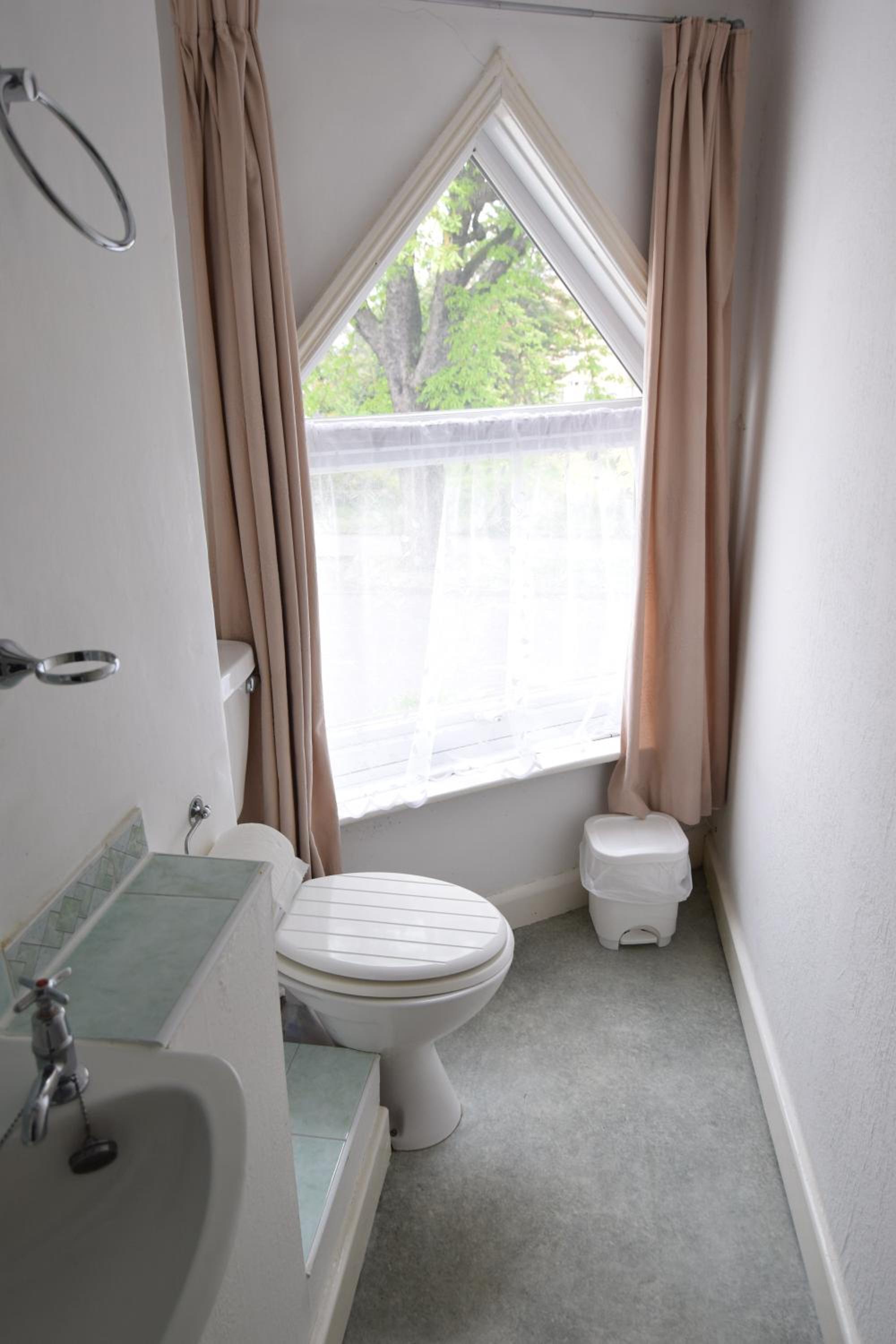 Twin Room with Private Bathroom photo 3