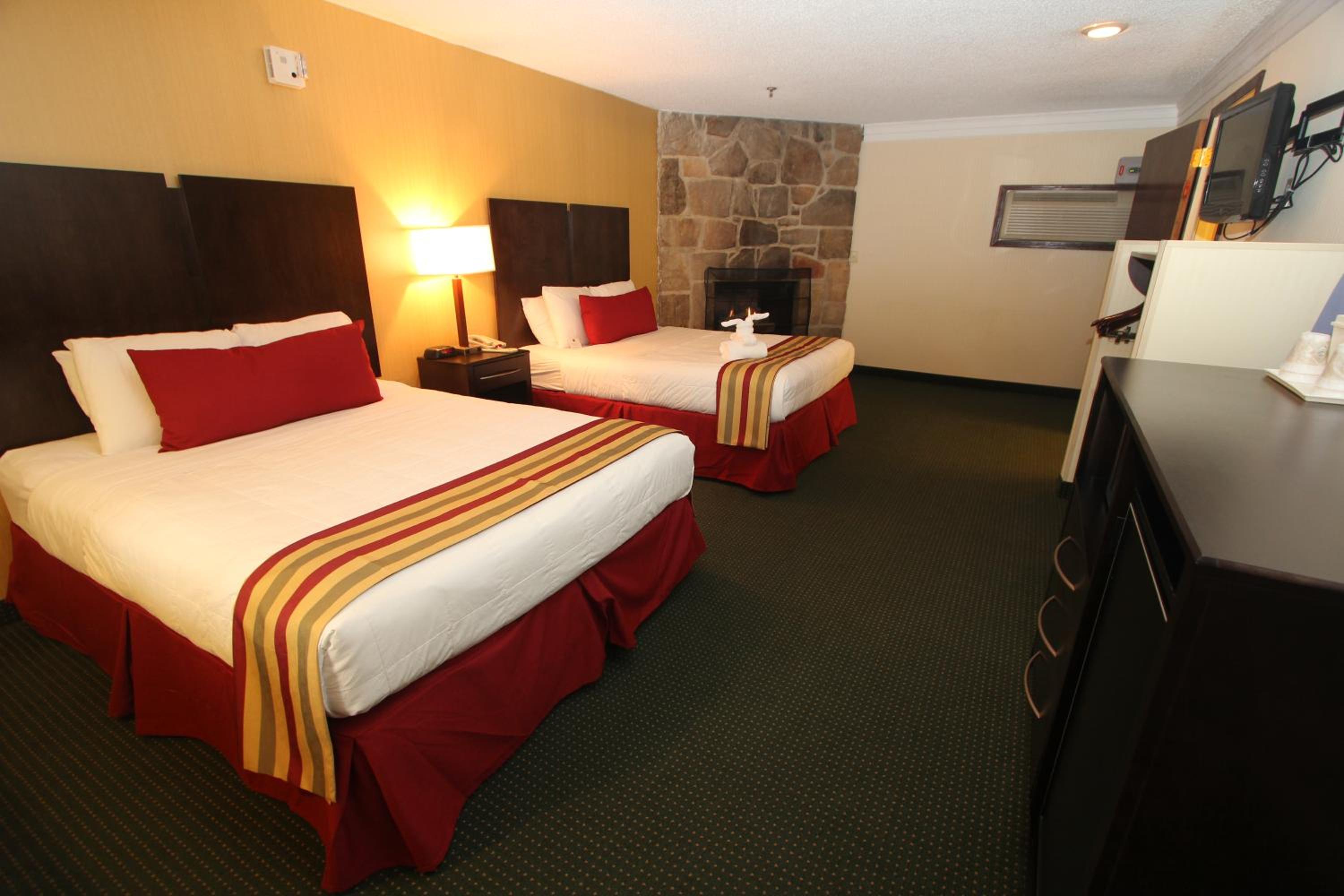 Queen Room with Two Queen Beds - Disability Access photo 3