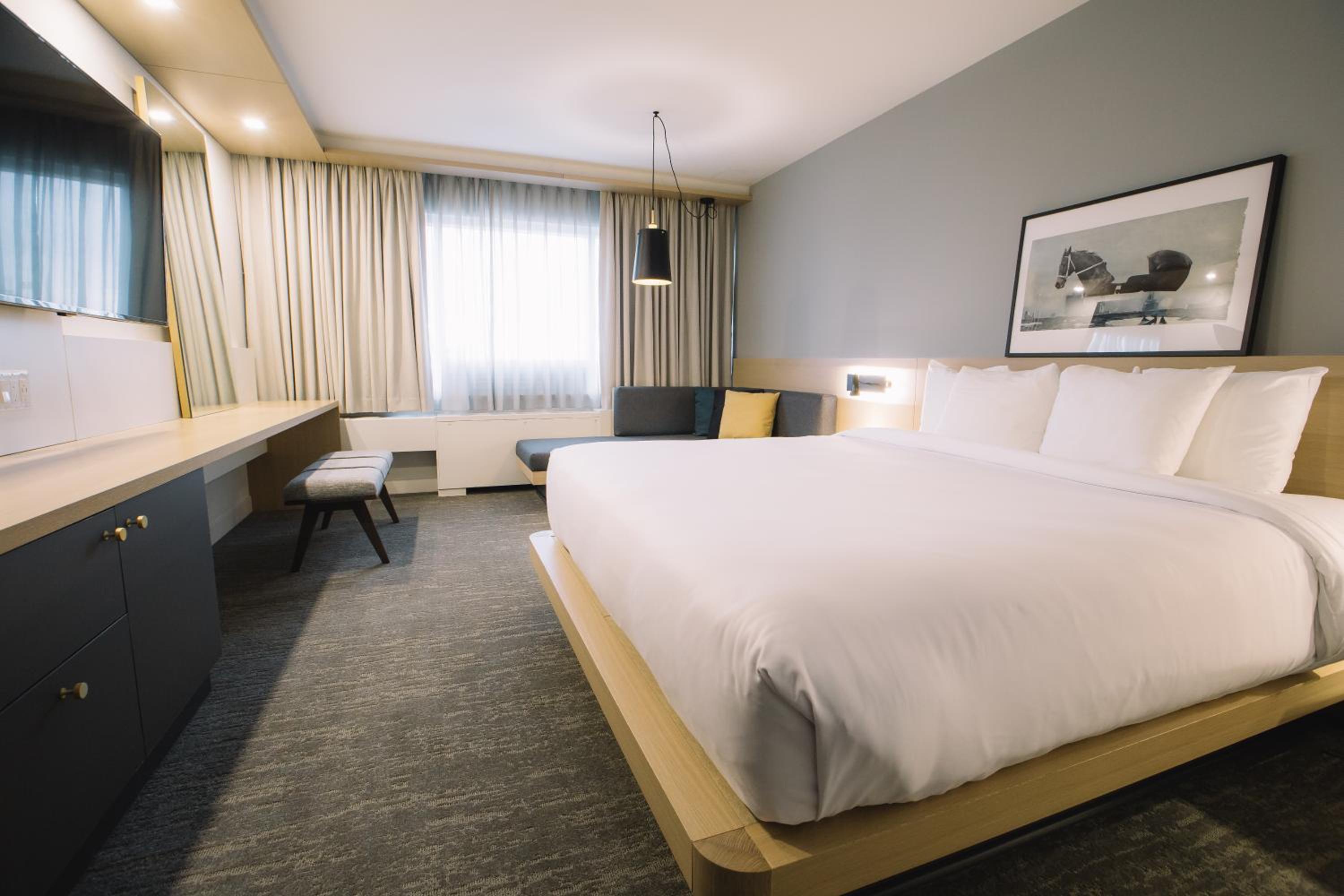 Deluxe King Room - Photo 2